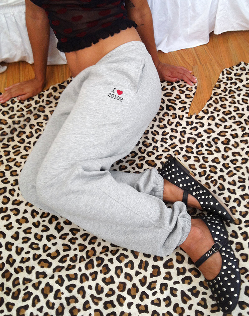 Joggers oversize Emiko en marga gris con estampado I Love 2010's