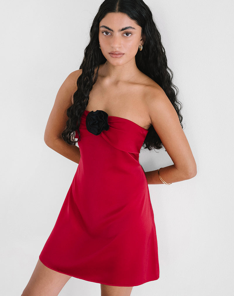 Imagen del vestido Ninivala rojo con rosetón negro