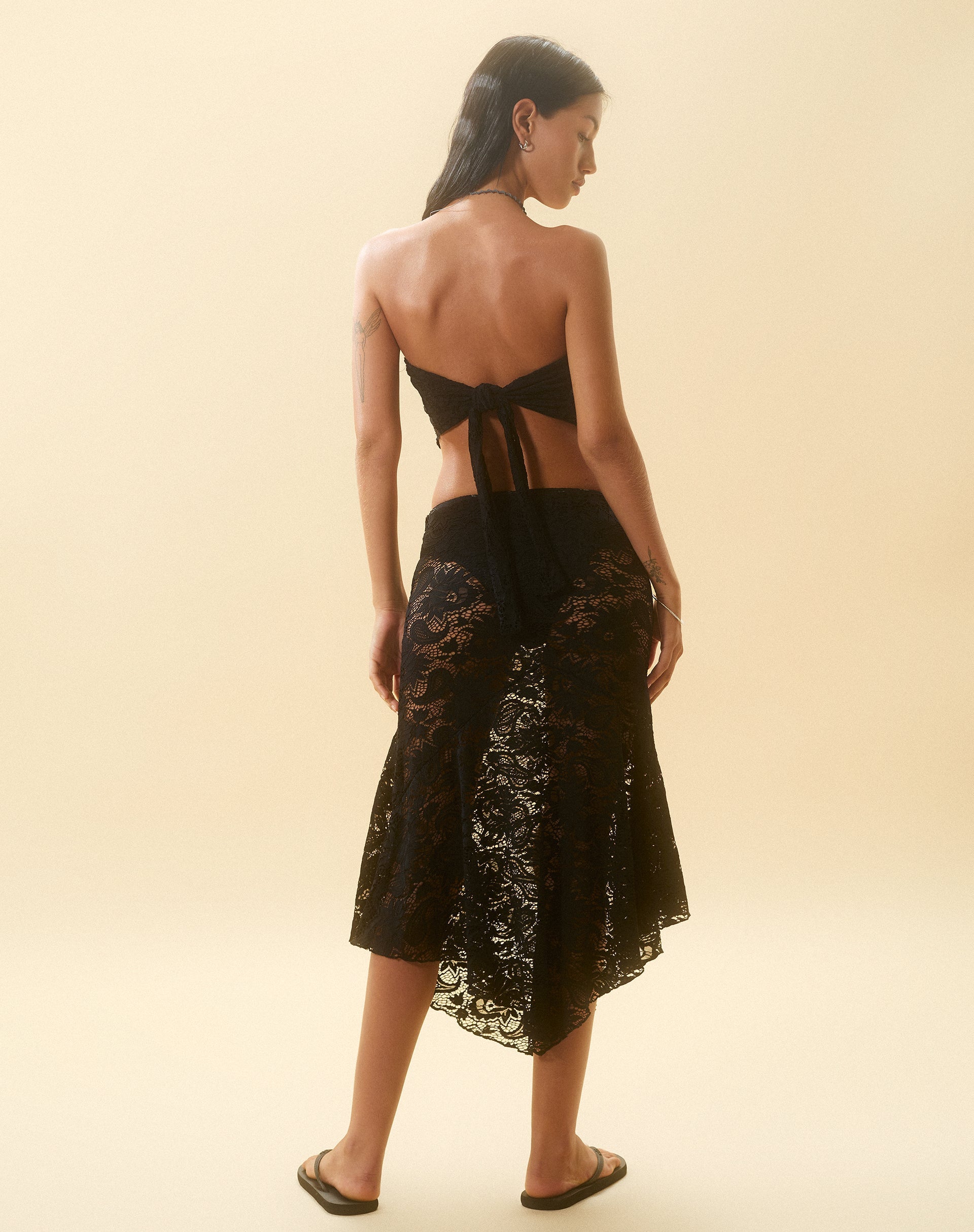 imagen de Vana Waterfall Hem Lace Midi Skirt in Jet Black