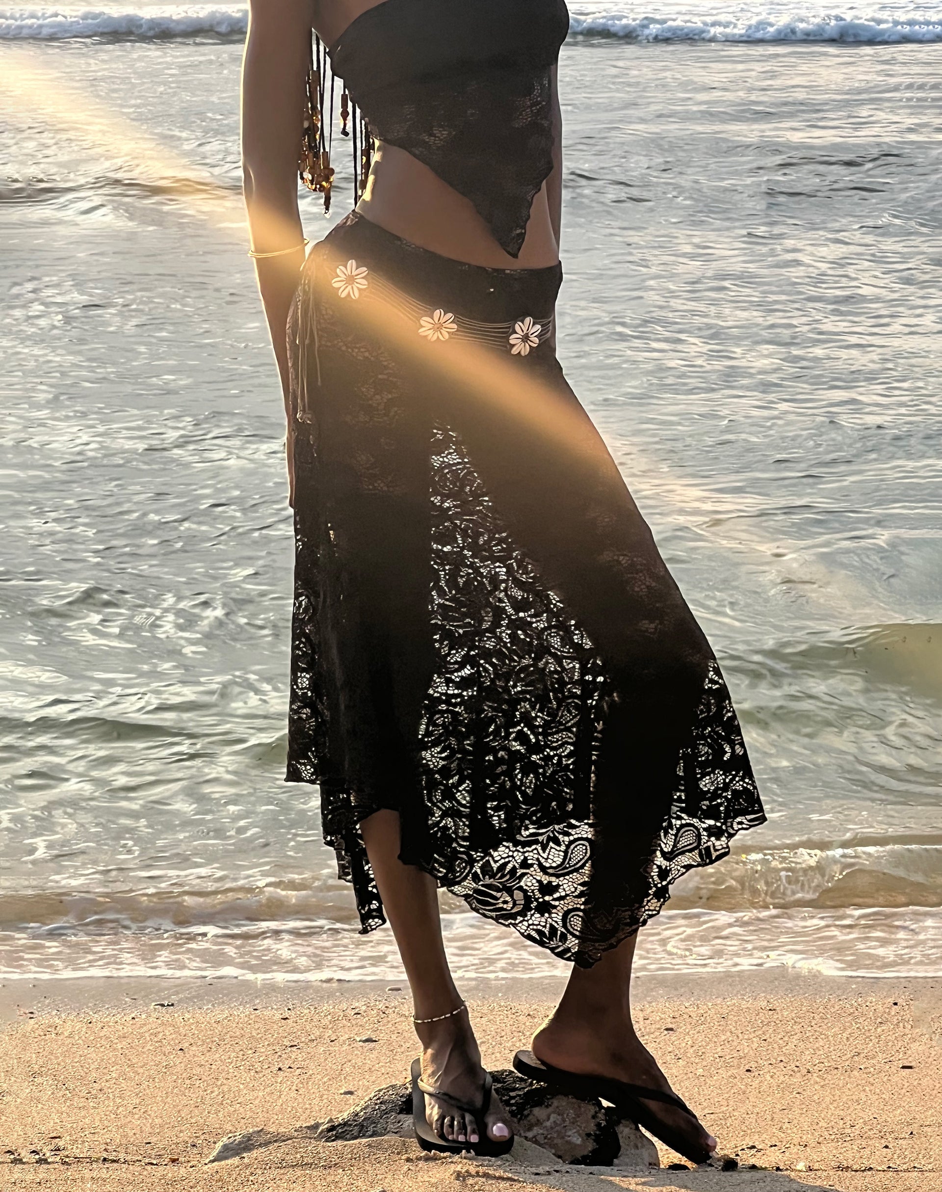 imagen de Vana Waterfall Hem Lace Midi Skirt in Jet Black