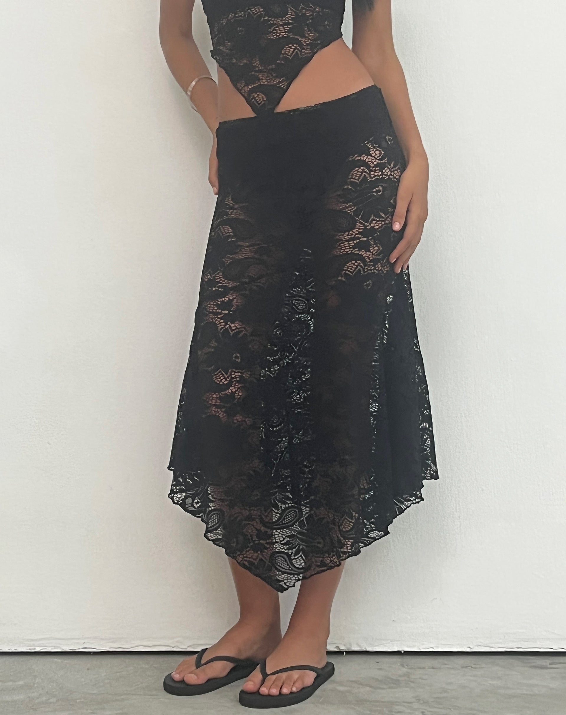imagen de Vana Waterfall Hem Lace Midi Skirt in Jet Black