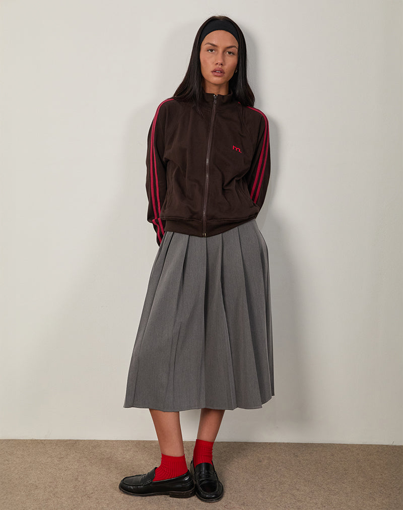 Imagen de la chaqueta Niskala en chocolate amargo con ribetes y bordados en rojo adrenalina