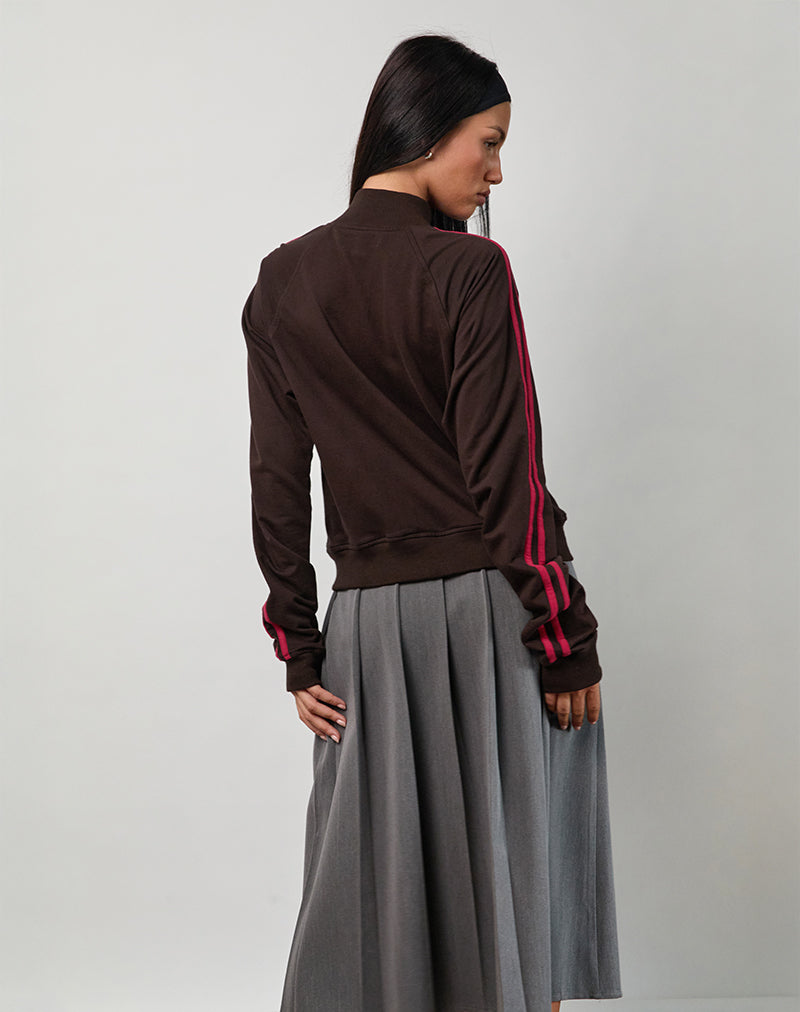 Imagen de la chaqueta Niskala en chocolate amargo con ribetes y bordados en rojo adrenalina