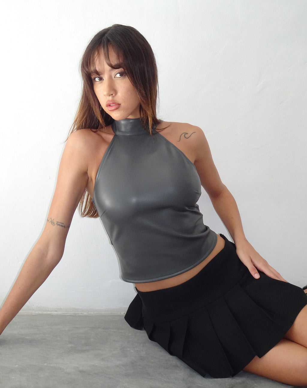 Top de cuello alto Noena en PU Gris pizarra