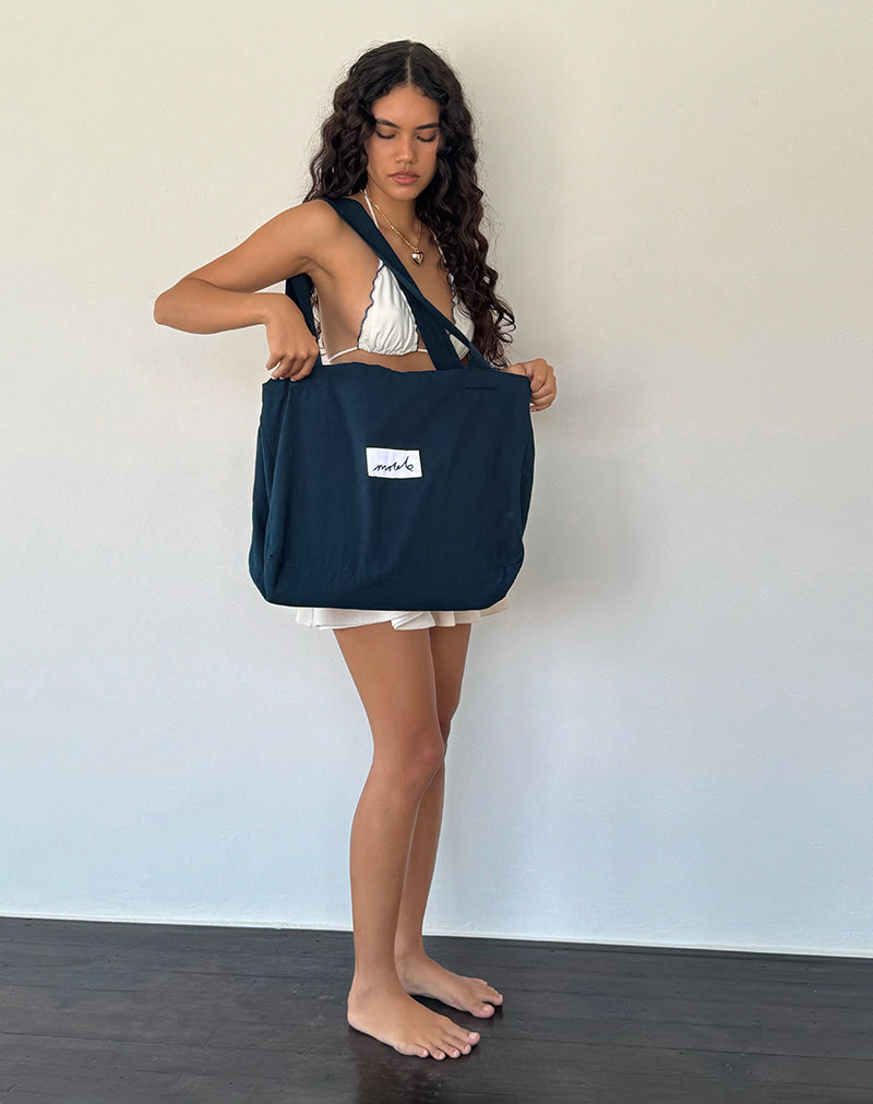 Imagen de Nola Totebag en azul marino con bordado Motel Love