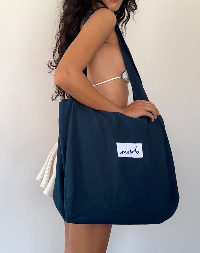 Imagen de Nola Totebag en azul marino con bordado Motel Love