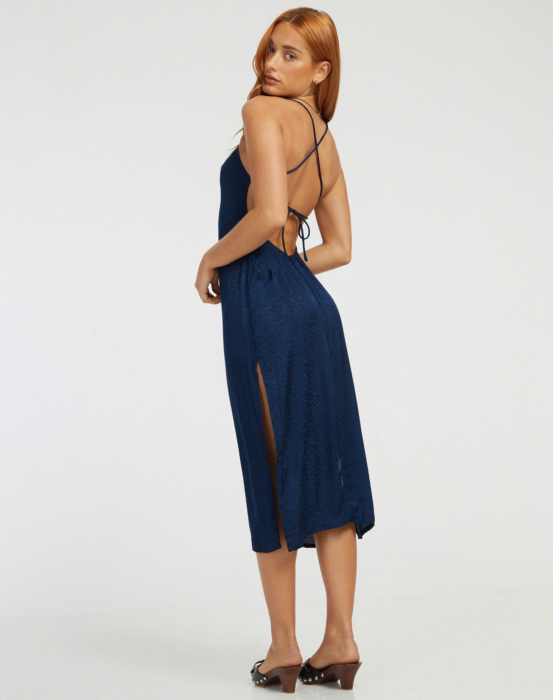 Imagen del vestido Nosita Midi Dress in Satin Cheetah Navy