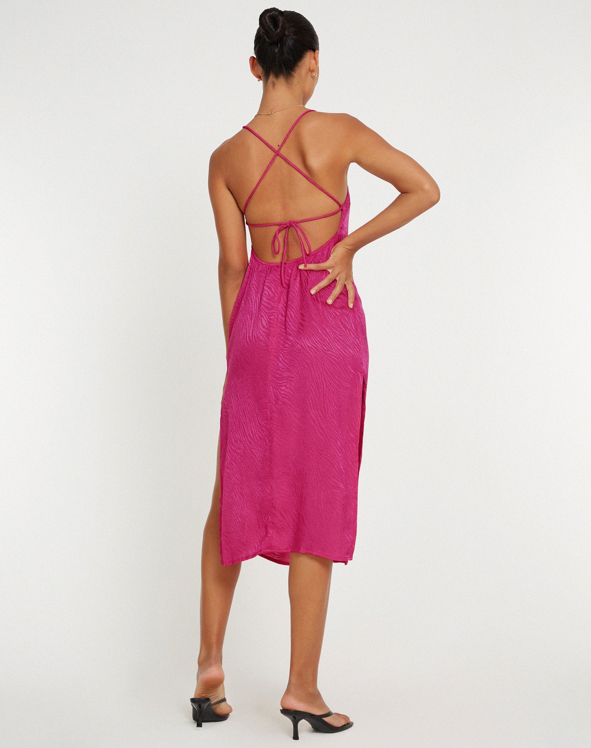 Imagen del vestido Nosita Midi de satén rosa cebra