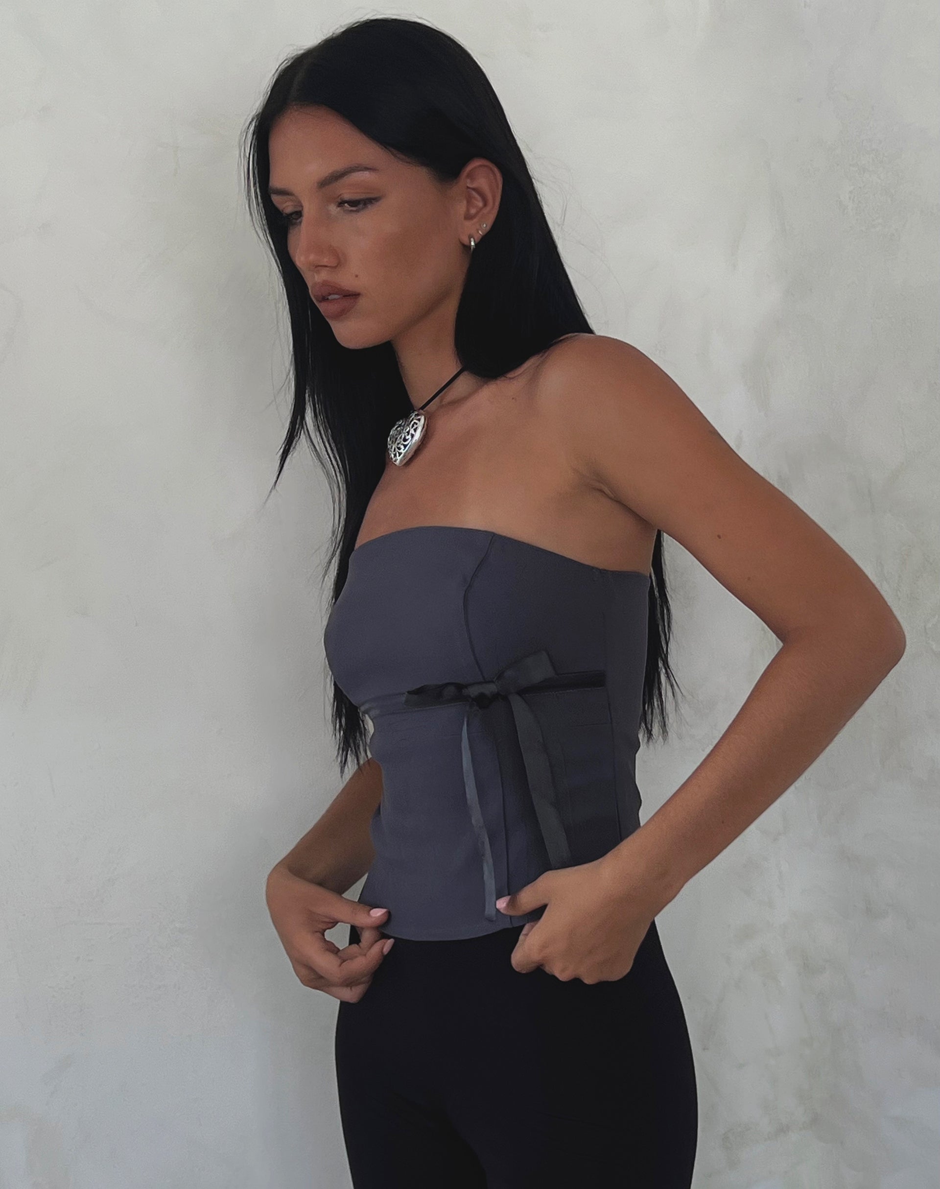 Imagen de Novita Bandeau con detalle de lazo en sastrería Gris marengo