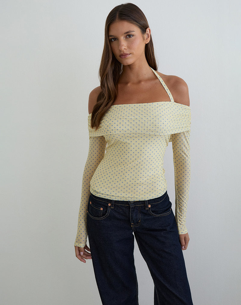 Imagen del top con cuello halter Nunik en amarillo con lunares grises compactos.