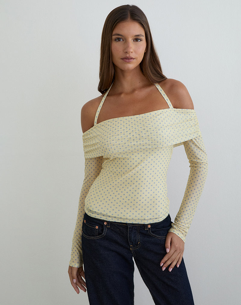 Imagen del top con cuello halter Nunik en amarillo con lunares grises compactos.
