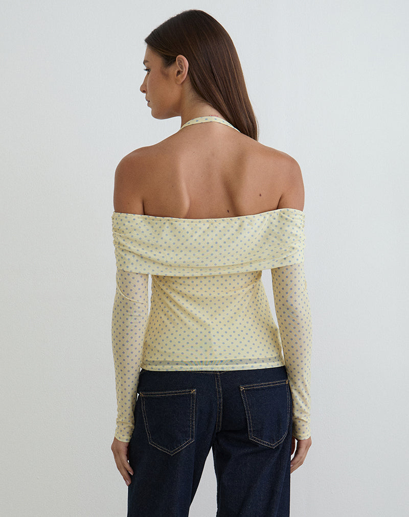 Imagen del top con cuello halter Nunik en amarillo con lunares grises compactos.