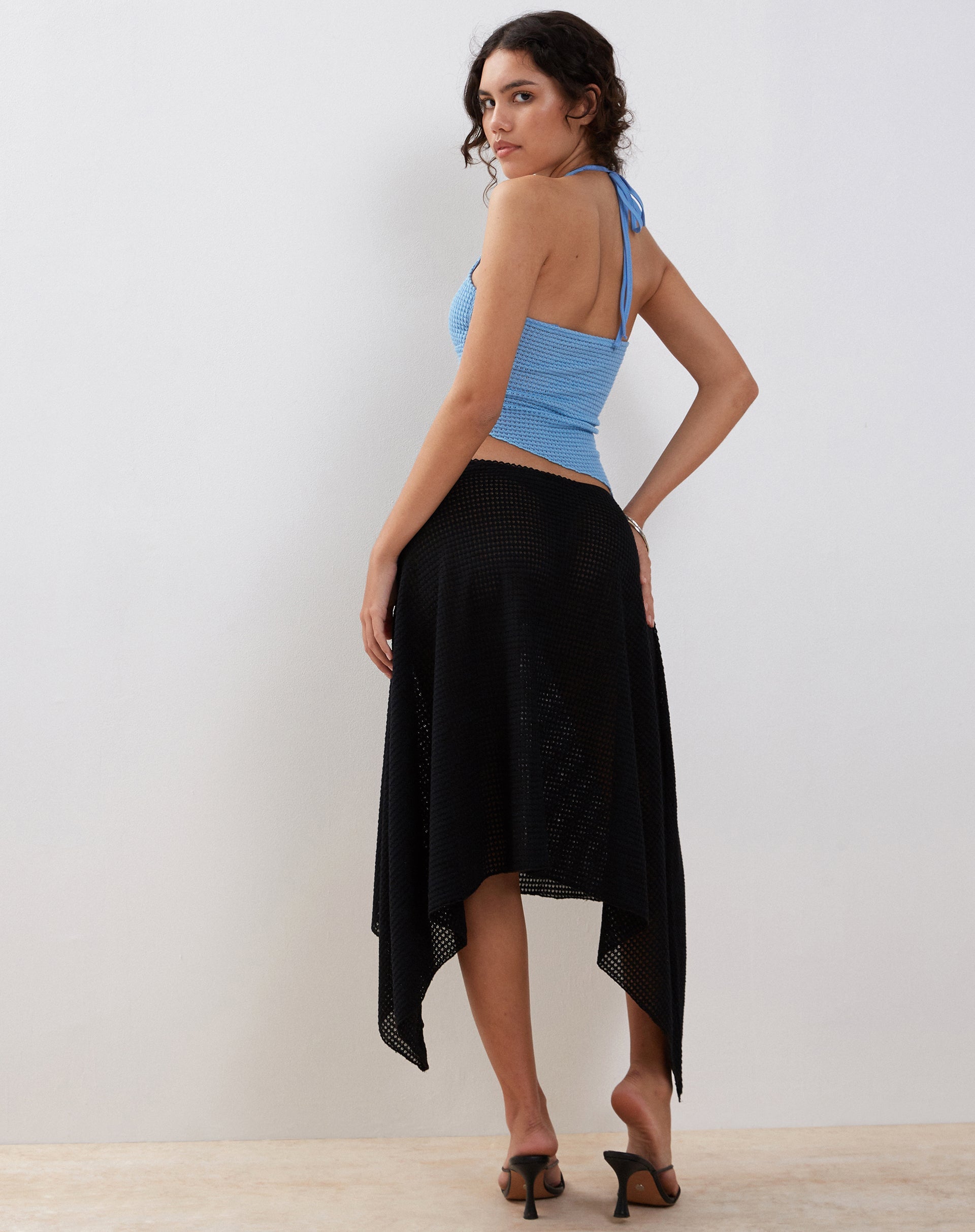 Imagen de Tullia Falda Midi Asimétrica en Crochet Negro