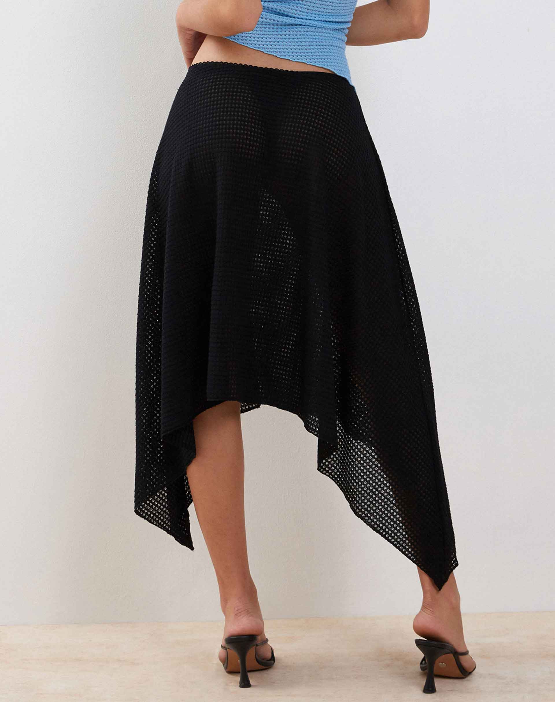 Imagen de Tullia Falda Midi Asimétrica en Crochet Negro