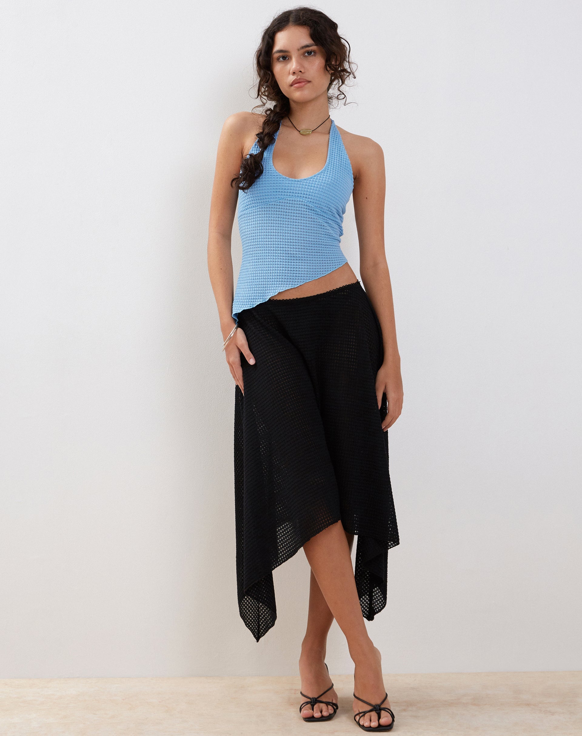 Imagen de Tullia Falda Midi Asimétrica en Crochet Negro