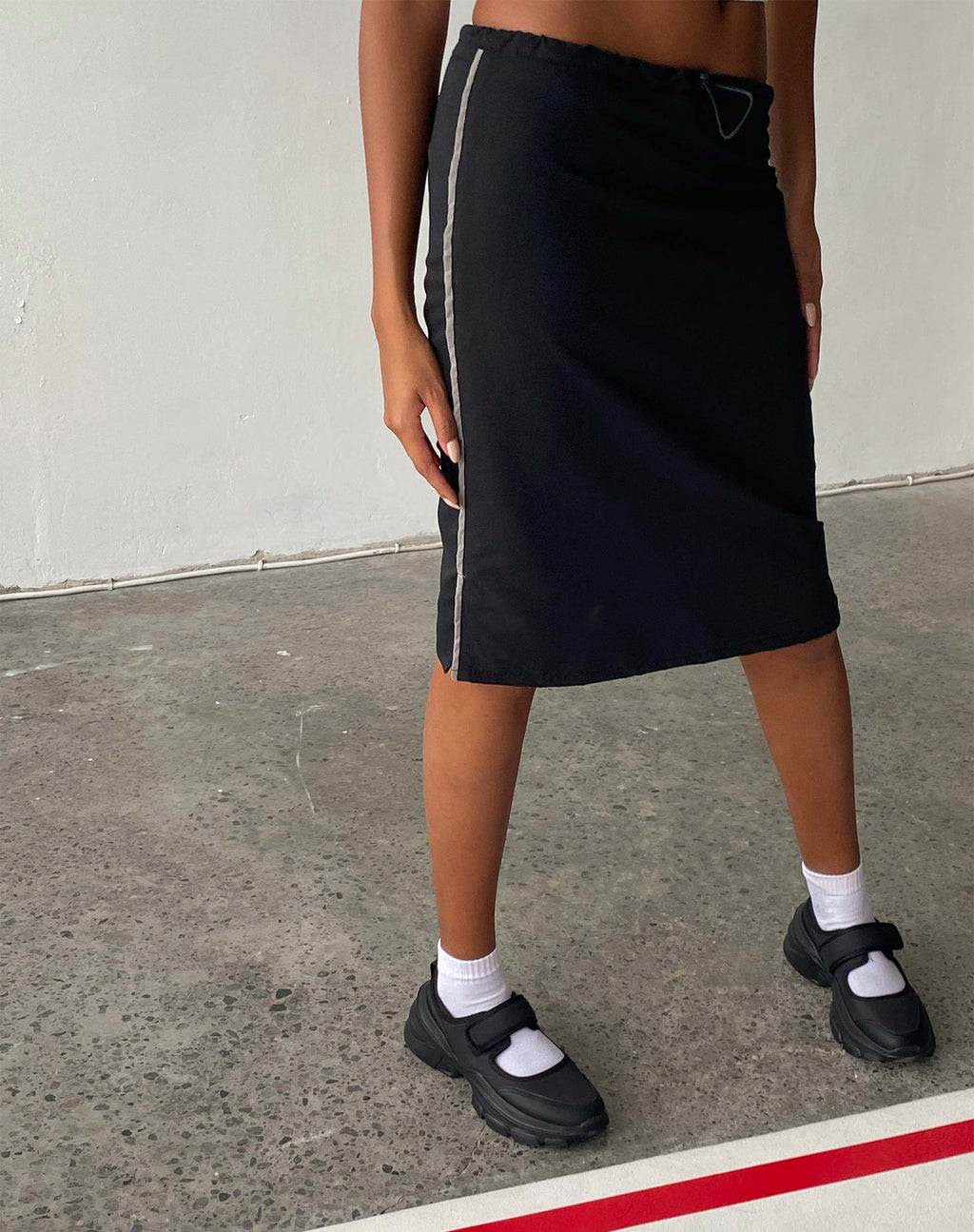 Falda Ashlyn Cargo Midi Negra con Rayas Blancas