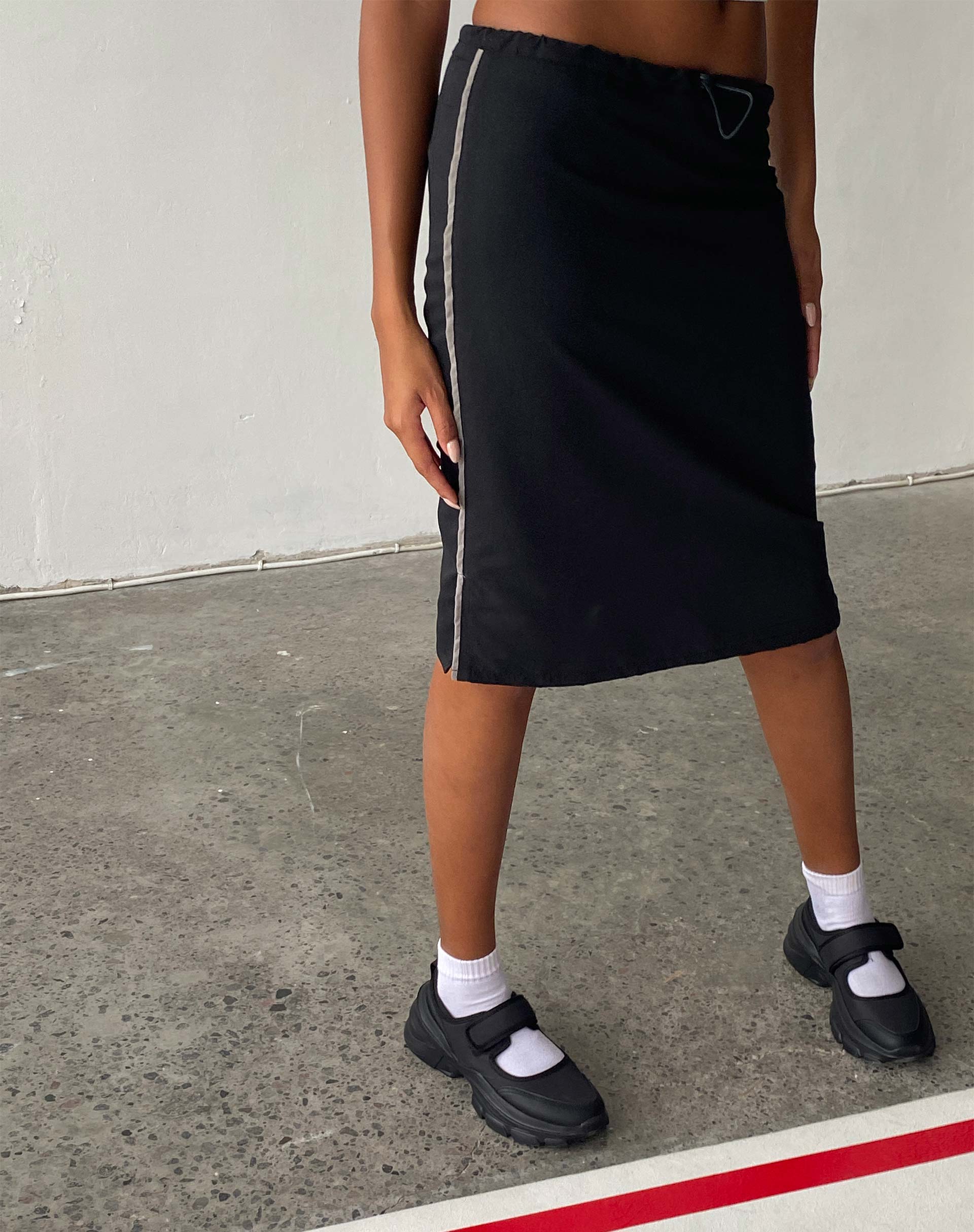 Imagen de Ashlyn Cargo Midi Skirt en negro con rayas blancas