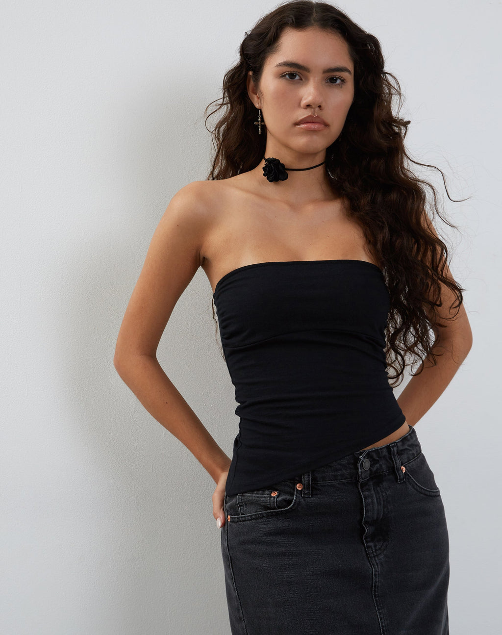 Minase Bandeau Top Asimétrico en Negro