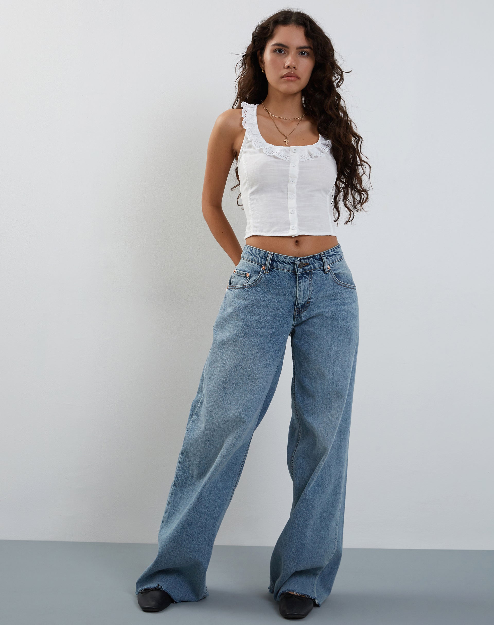 Imagen de Junko Top con botones y volante en blanco