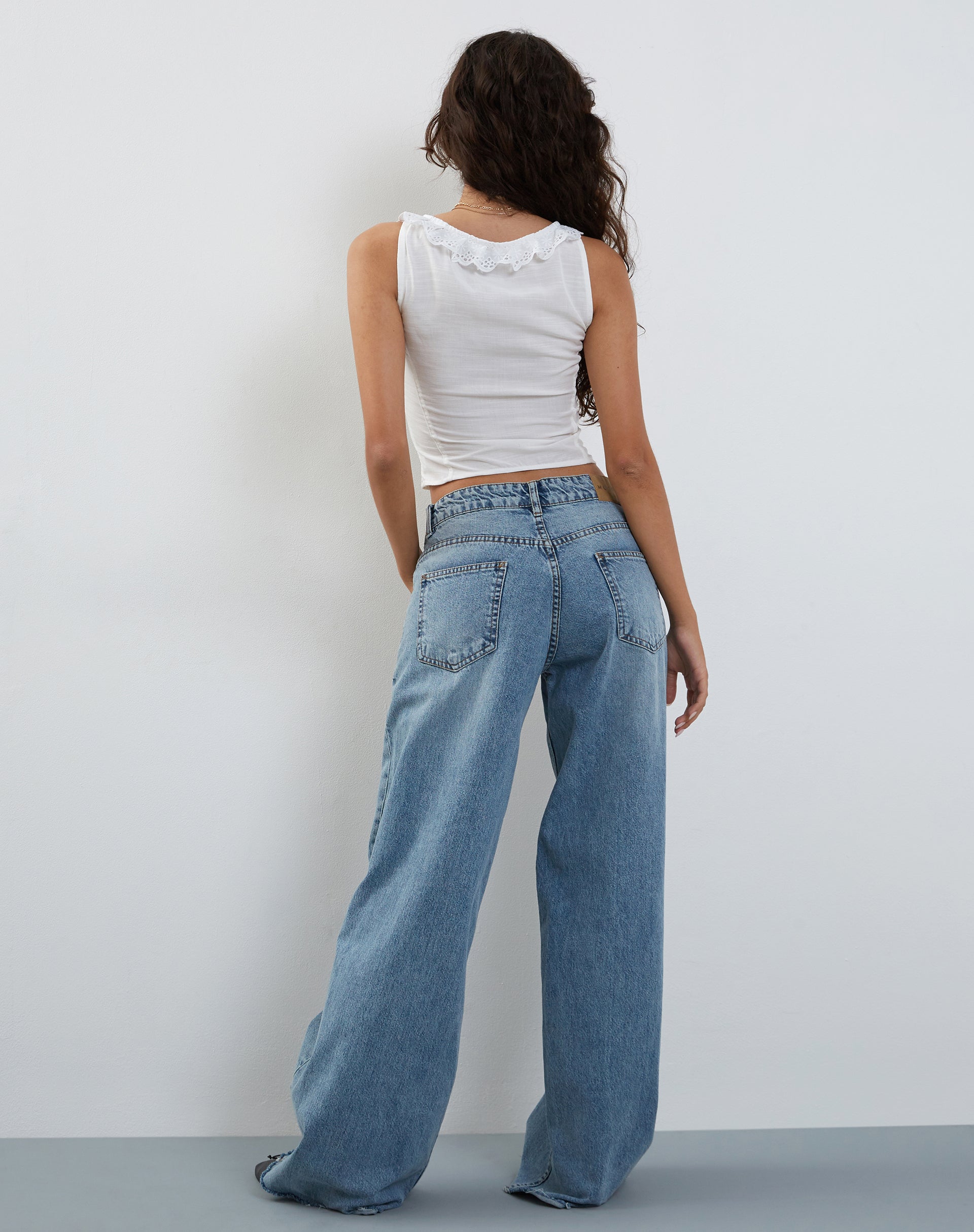 Imagen de Junko Top con botones y volante en blanco