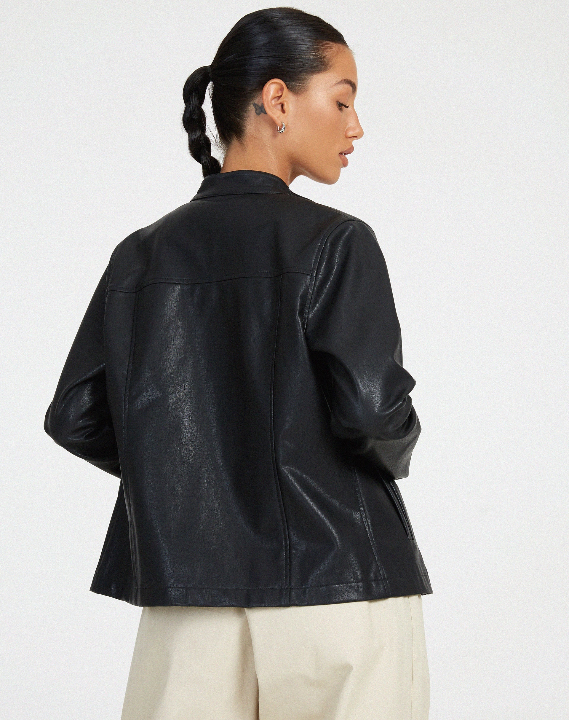 Imagen de la chaqueta Olivia de PU Negra