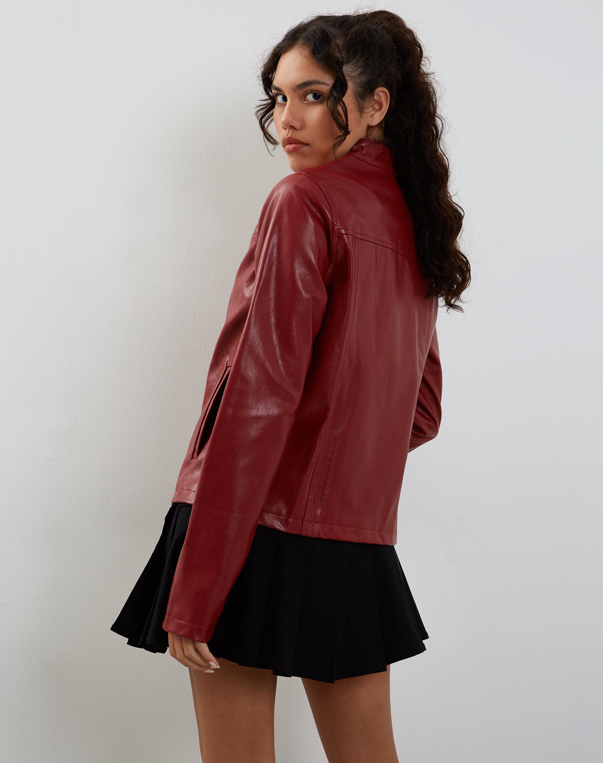 Imagen de la chaqueta Olivia en PU Rojo sangre
