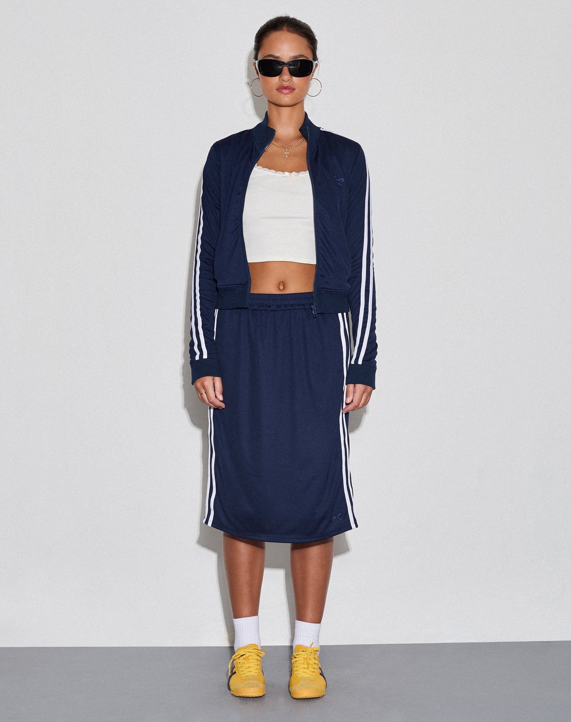 Imagen de Kaizen Falda midi en azul marino con doble raya blanca