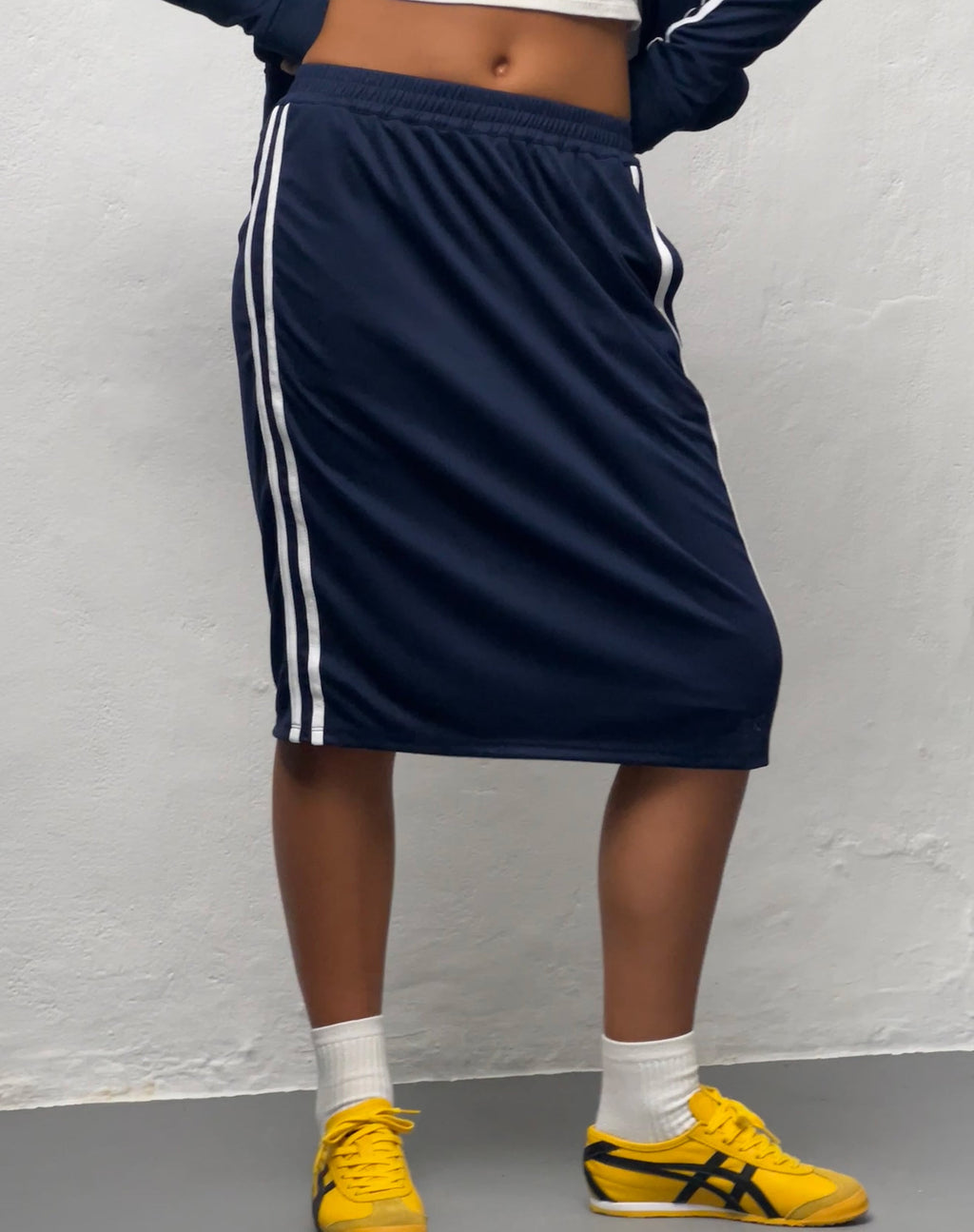Falda Kaizen Midi en azul marino con doble raya blanca