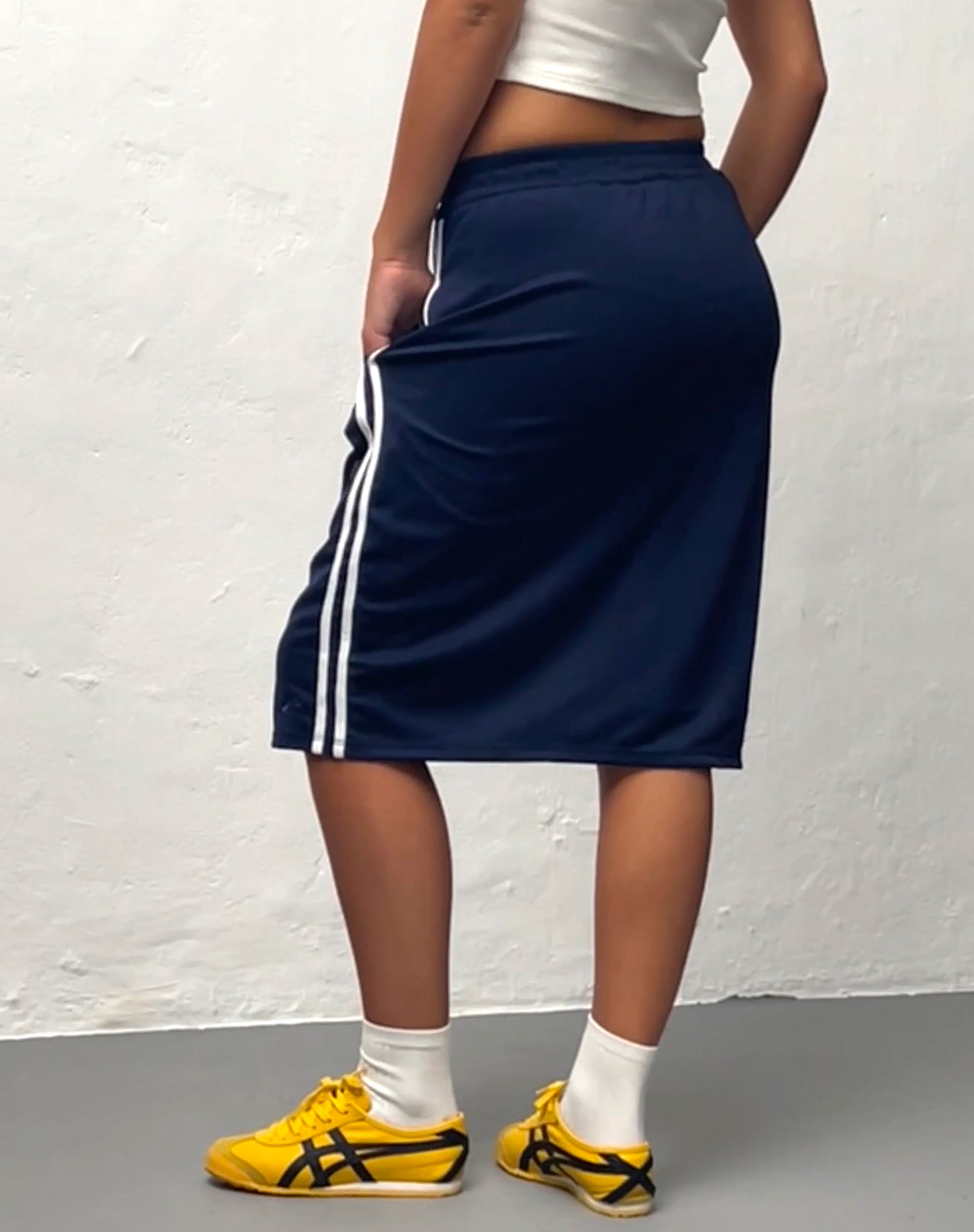 Imagen de Kaizen Falda midi en azul marino con doble raya blanca