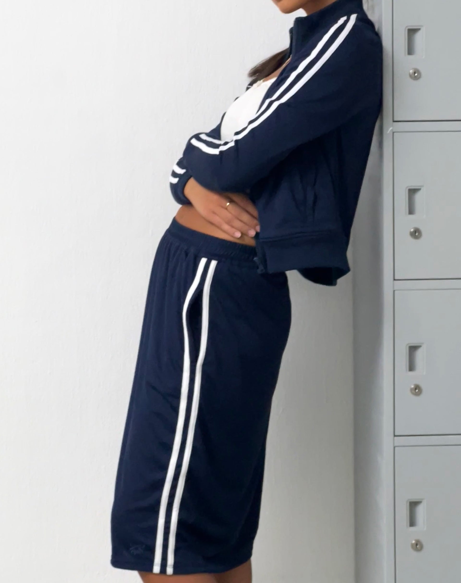 Imagen de Kaizen Falda midi en azul marino con doble raya blanca