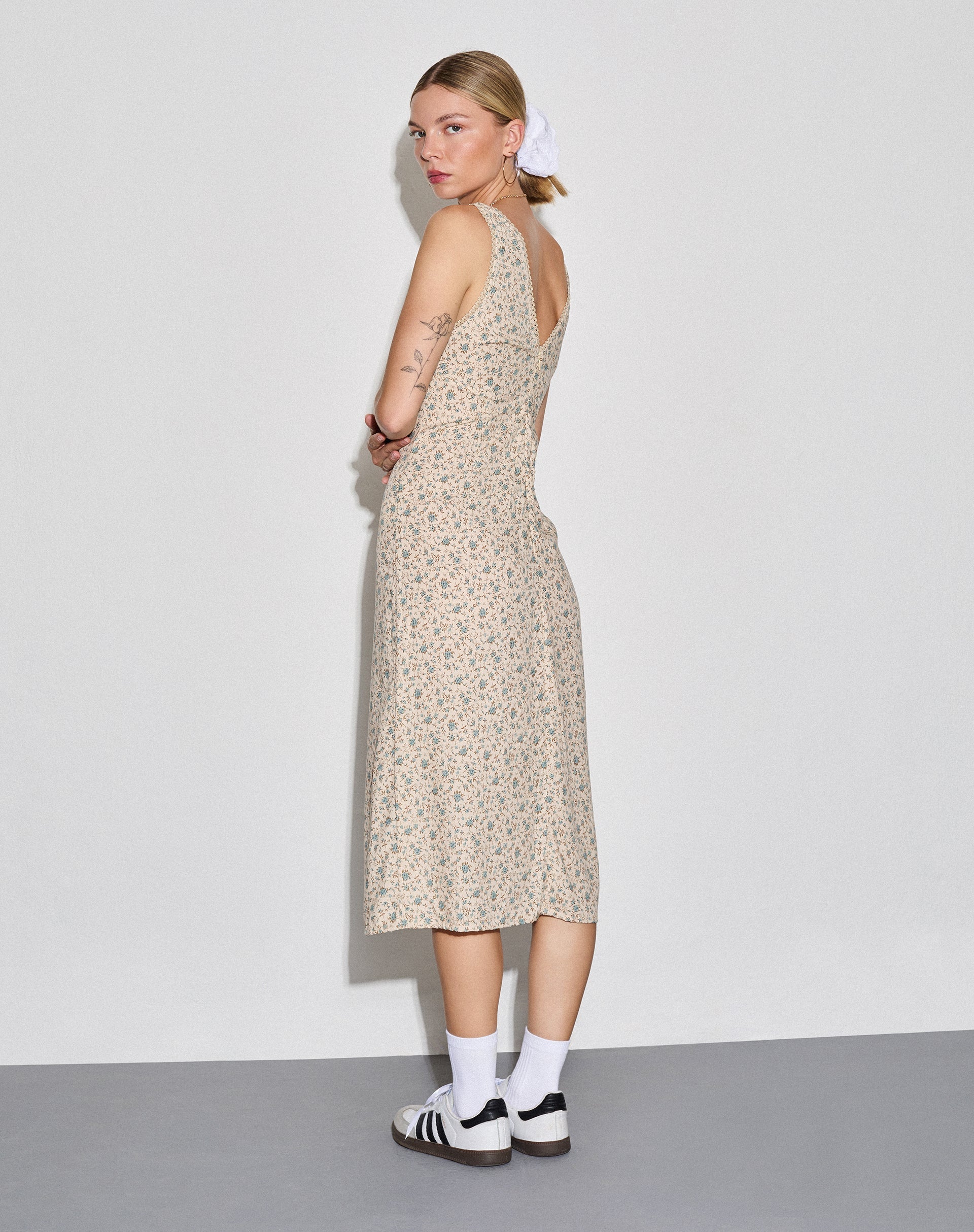 Imagen del vestido Lavisha Midi en azul antiguo y marfil floral
