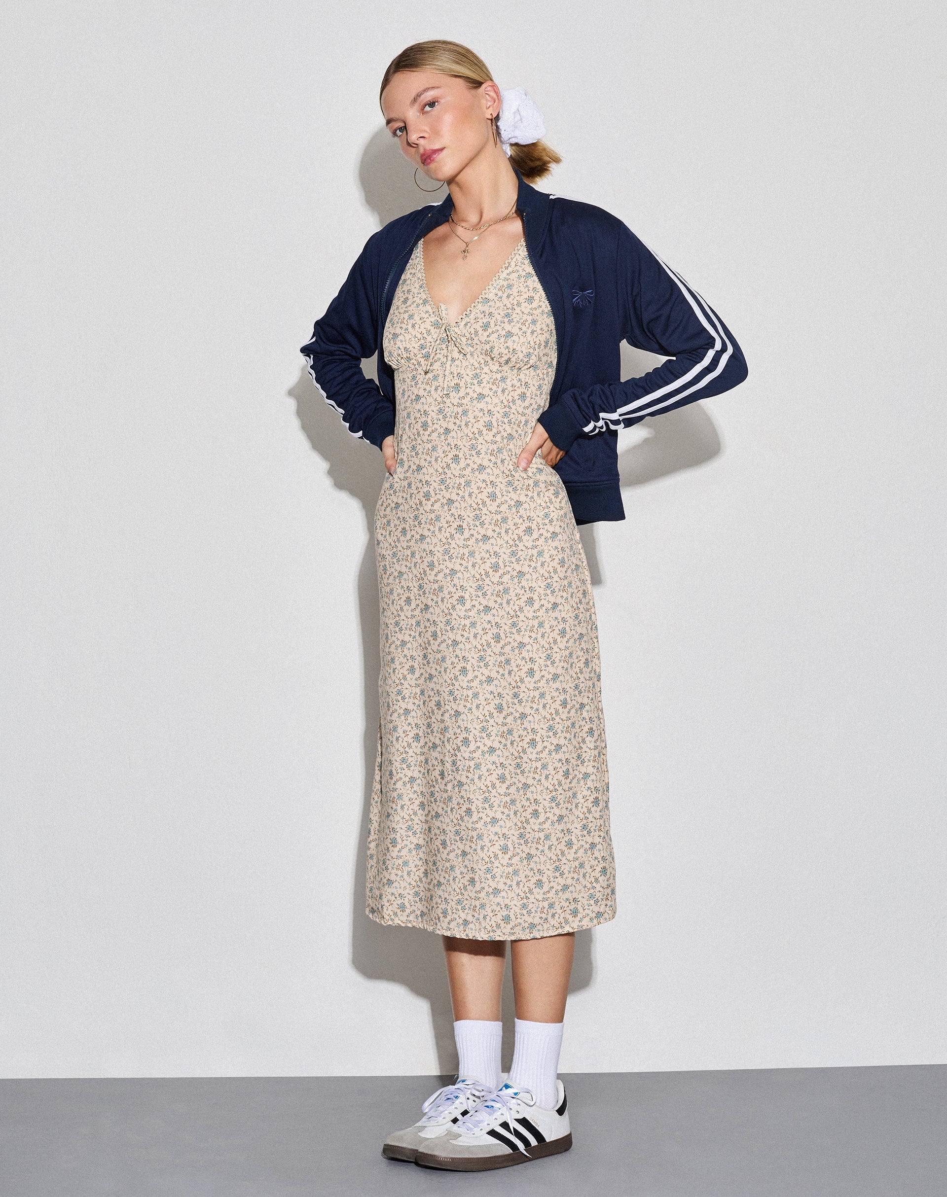Imagen del vestido Lavisha Midi en azul antiguo y marfil floral