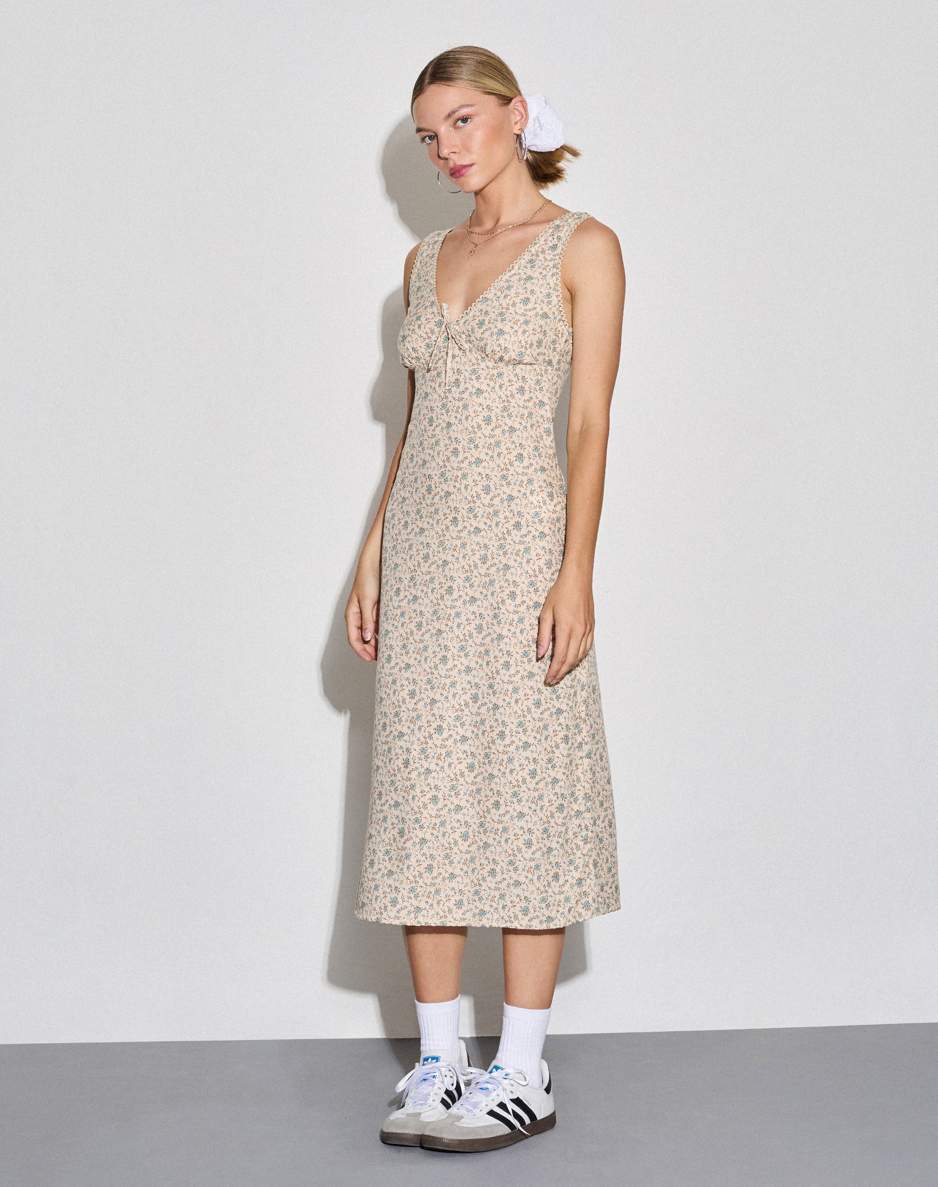 Imagen del vestido Lavisha Midi en azul antiguo y marfil floral