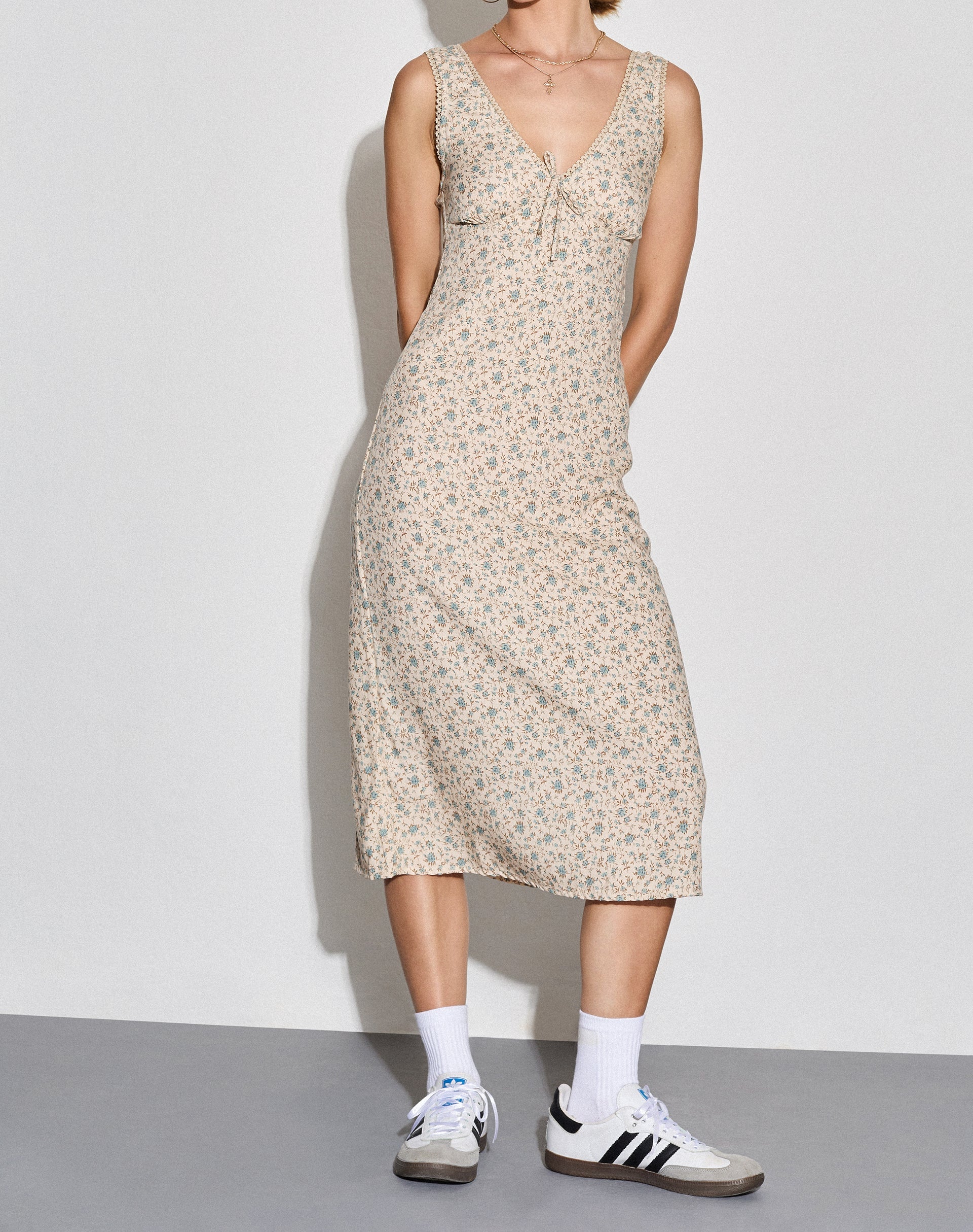 Imagen del vestido Lavisha Midi en azul antiguo y marfil floral