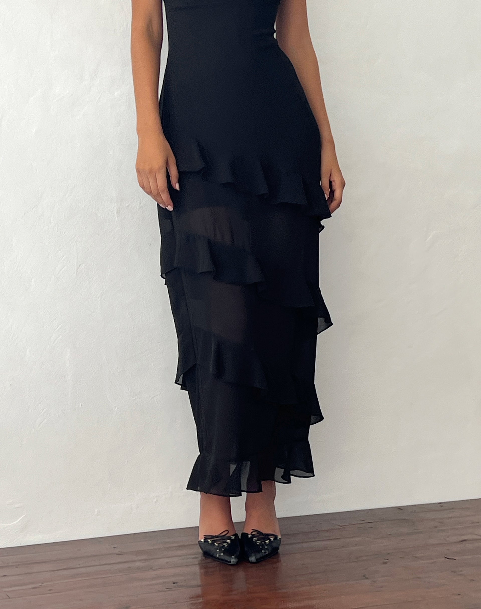 Imagen de Otna Vestido largo de gasa con volantes en negro