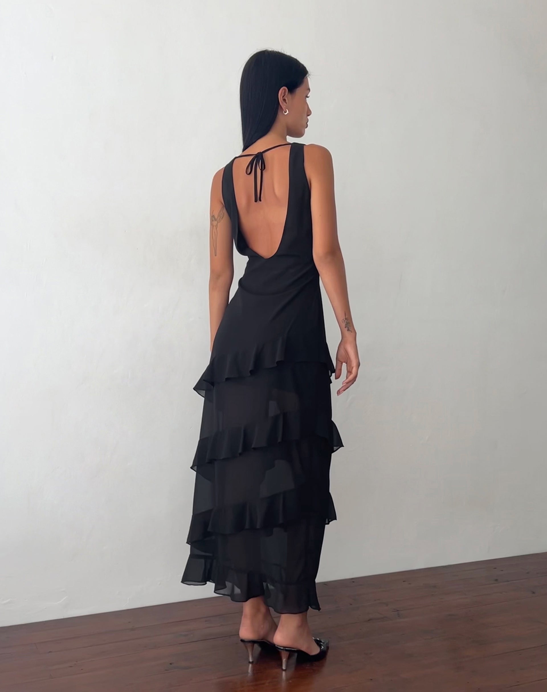 Imagen de Otna Vestido largo de gasa con volantes en negro
