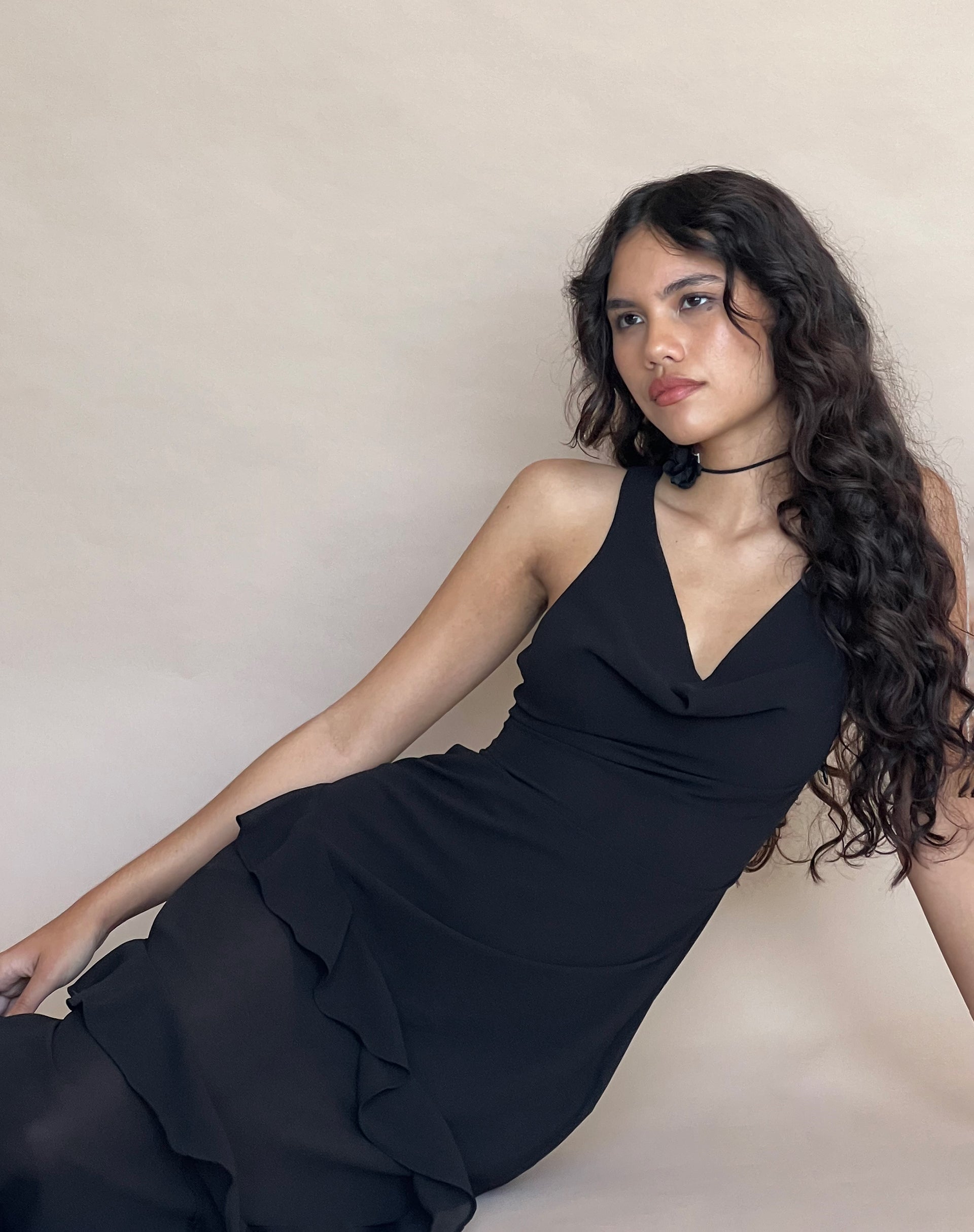 Imagen de Otna Vestido largo de gasa con volantes en negro