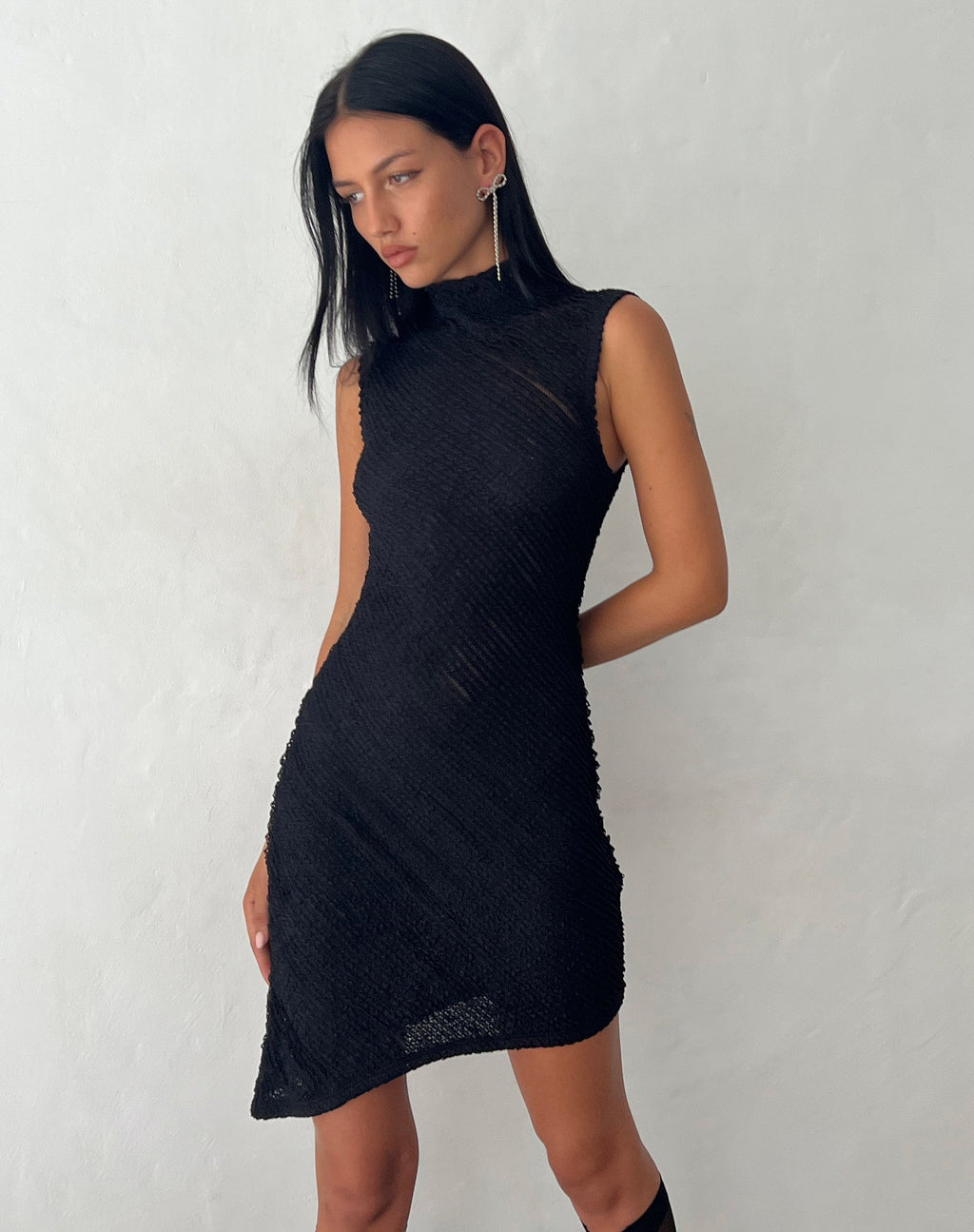 Ottilie Minivestido asimétrico texturizado en negro