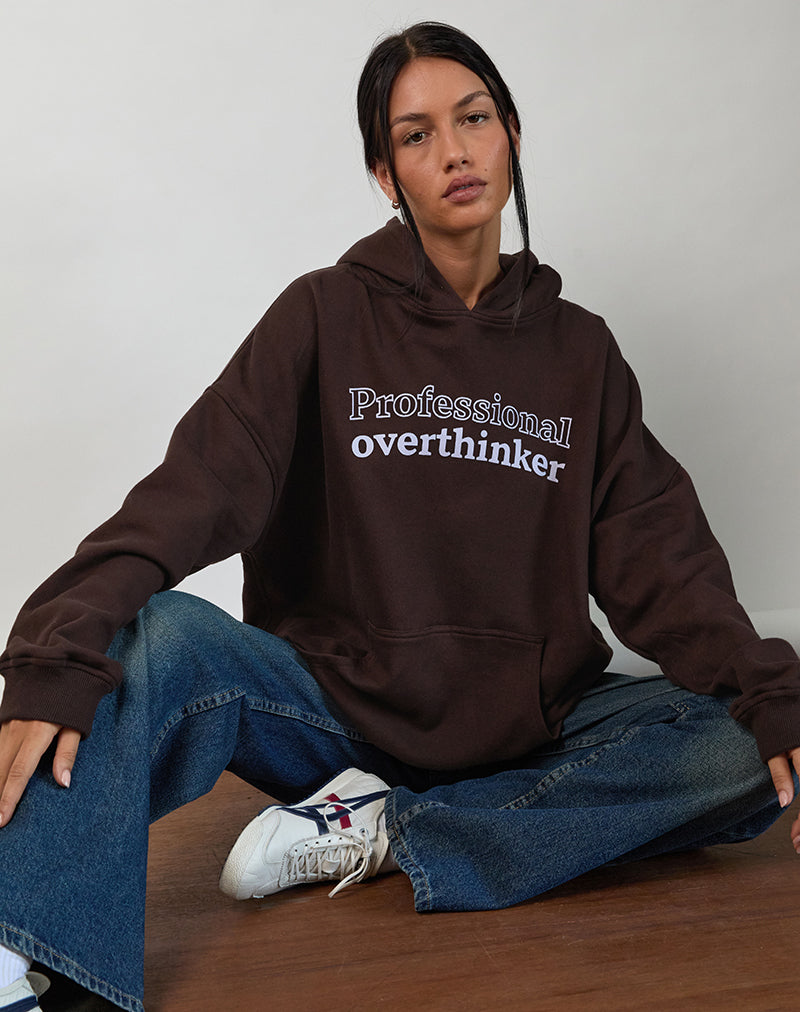 Sudadera oversize con capucha en chocolate amargo y estampado Overthinker