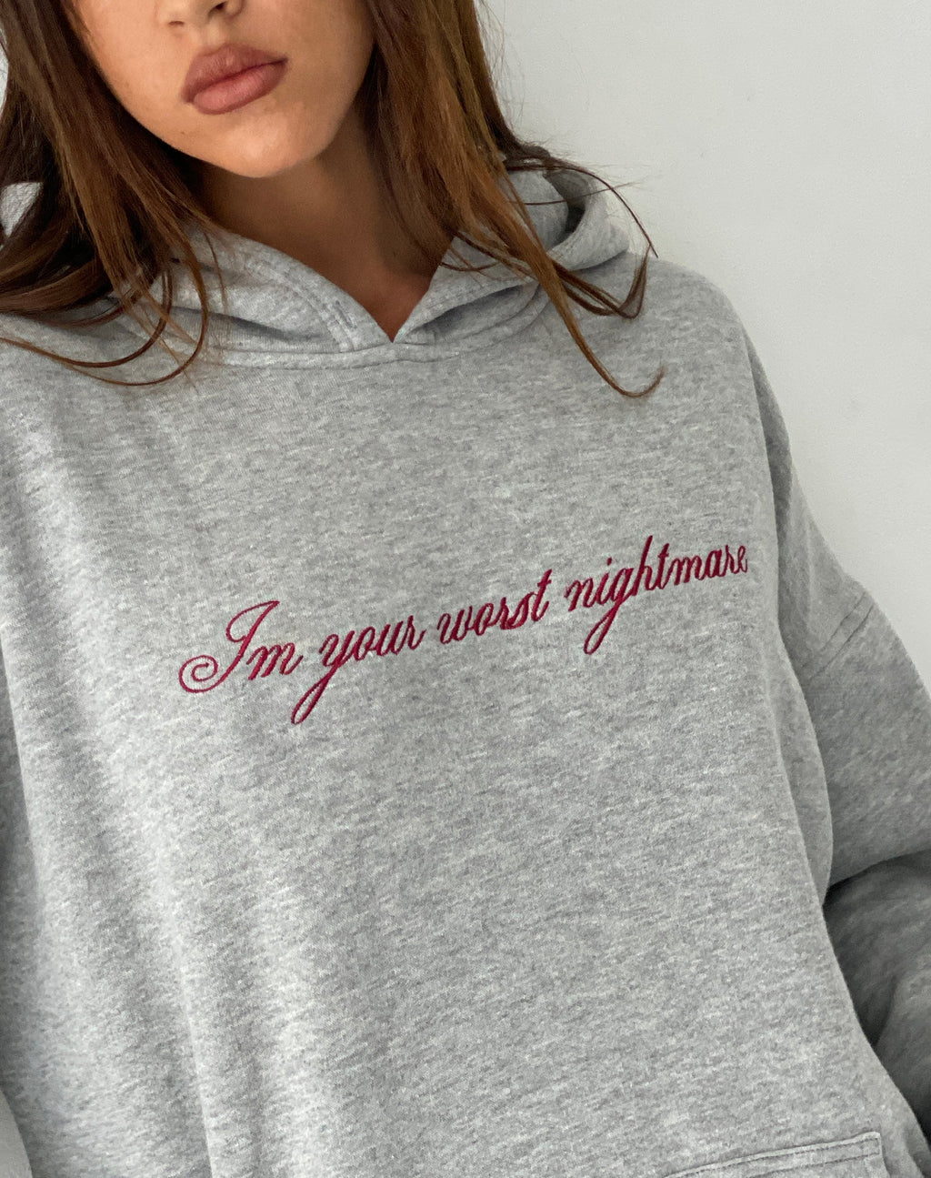 Sudadera oversize con capucha en marga gris y bordado Worst Nightmare