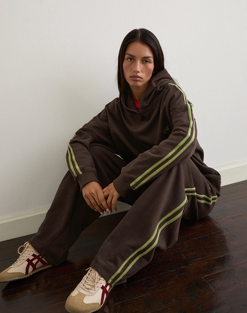 Imagen de Oze Trackpant en chocolate amargo con ribete verde y bordado M