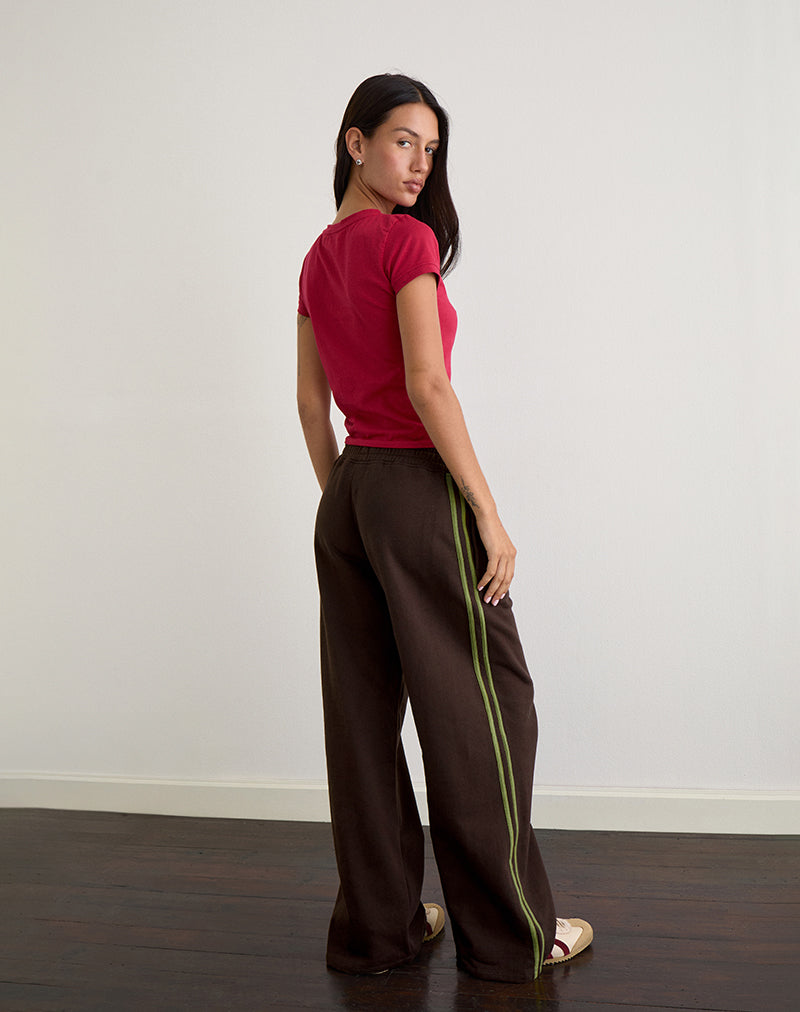 Imagen de Oze Trackpant en chocolate amargo con ribete verde y bordado M