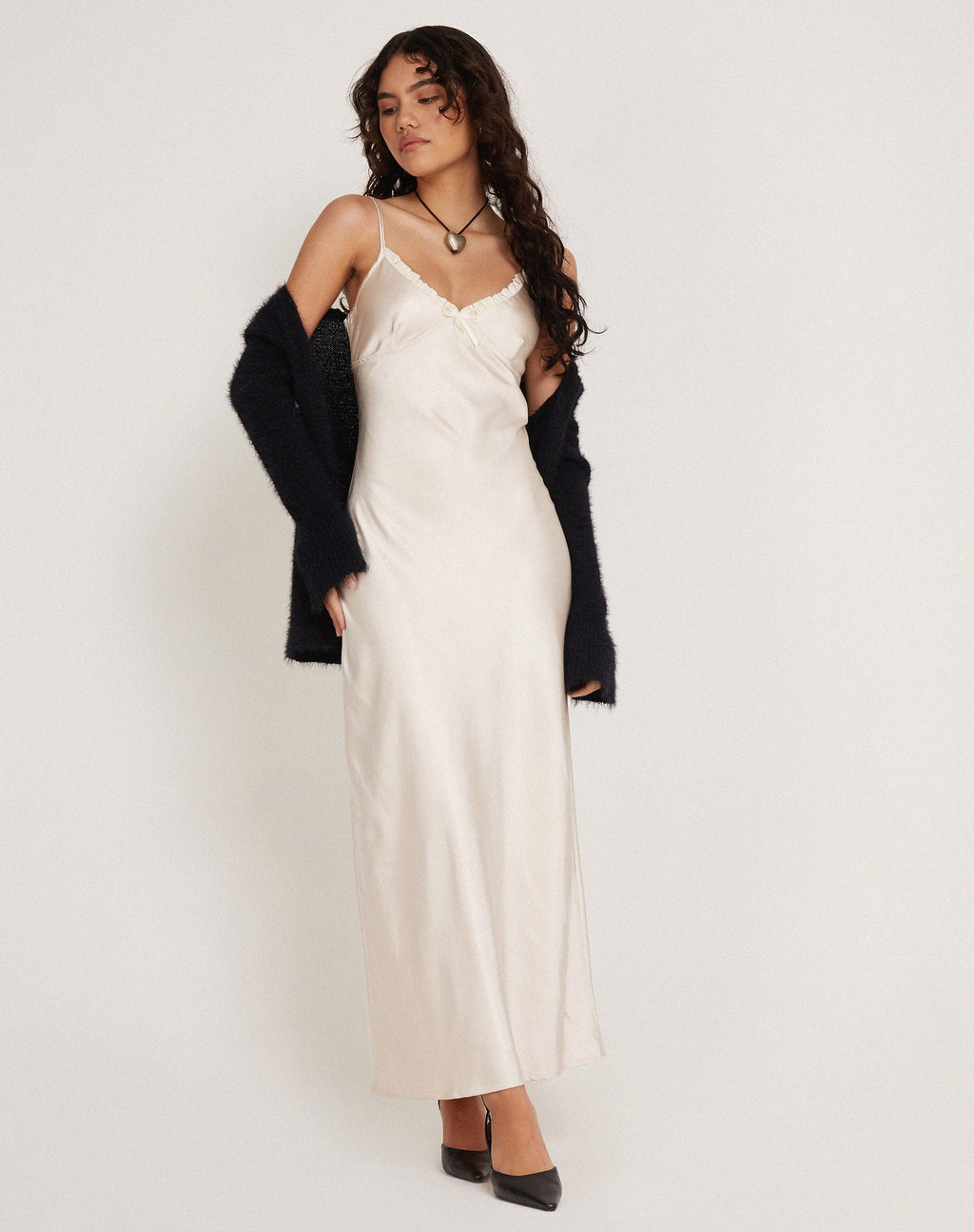 Vestido Padil Midi de satén nacarado marfil