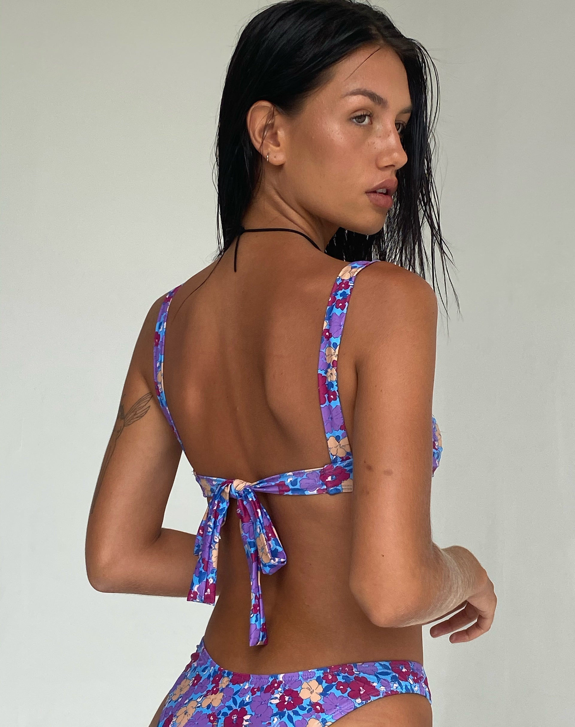 Imagen del sujetador de bikini Pafri en color morado lavado floral