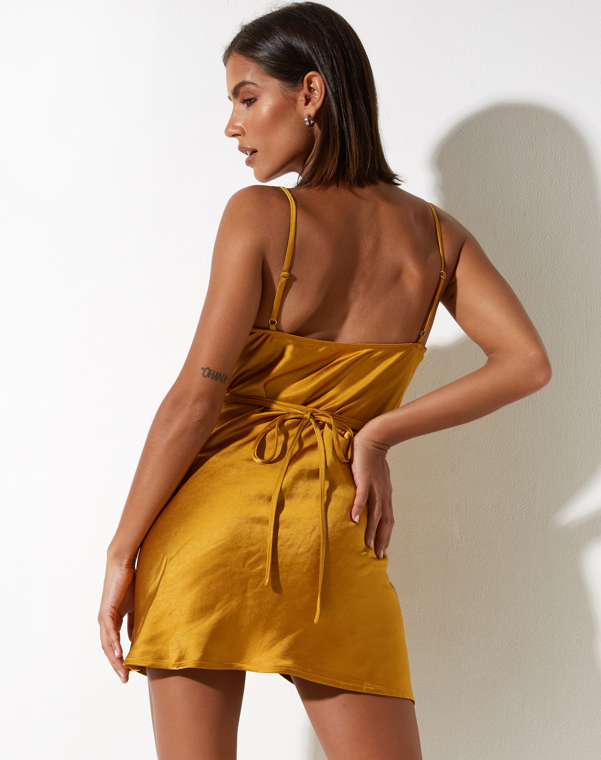 imagen de Paiva Slip Dress en Satén Mostaza