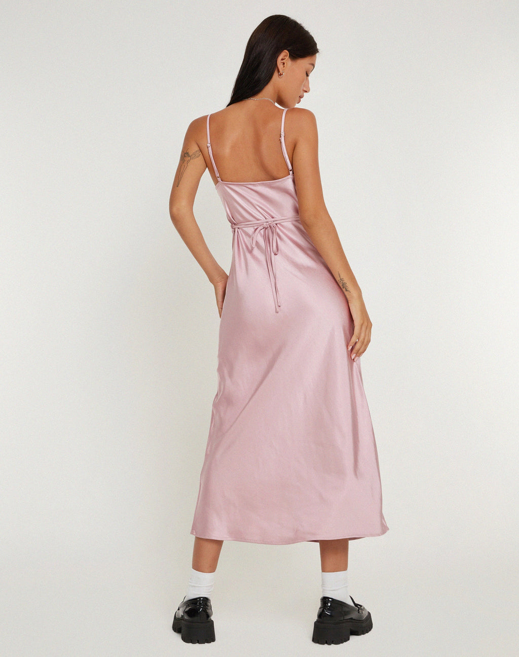 Vestido Palasha Midi de satén rosa oscuro
