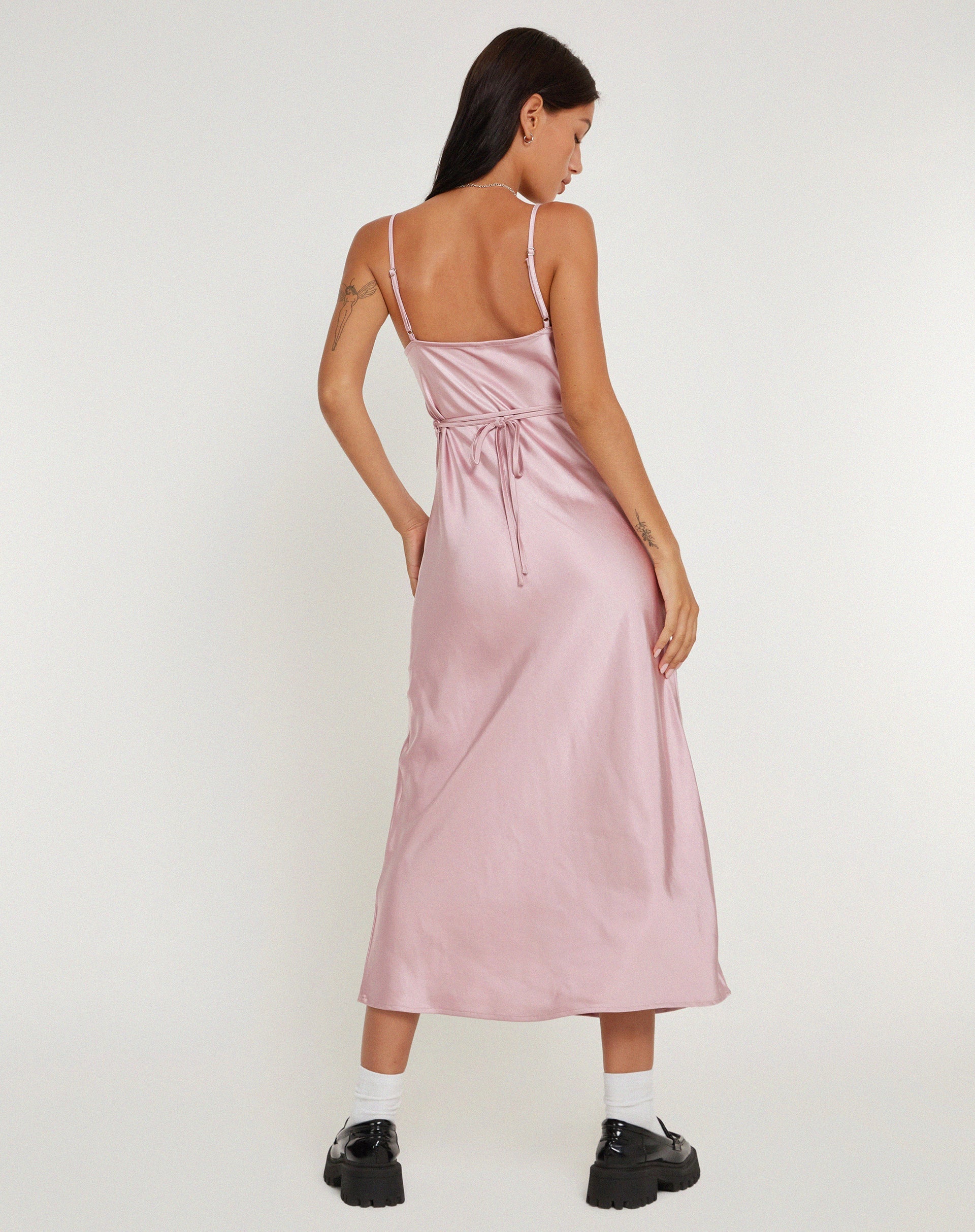 imagen de Palasha Midi Dress in Satin Dusky Pink