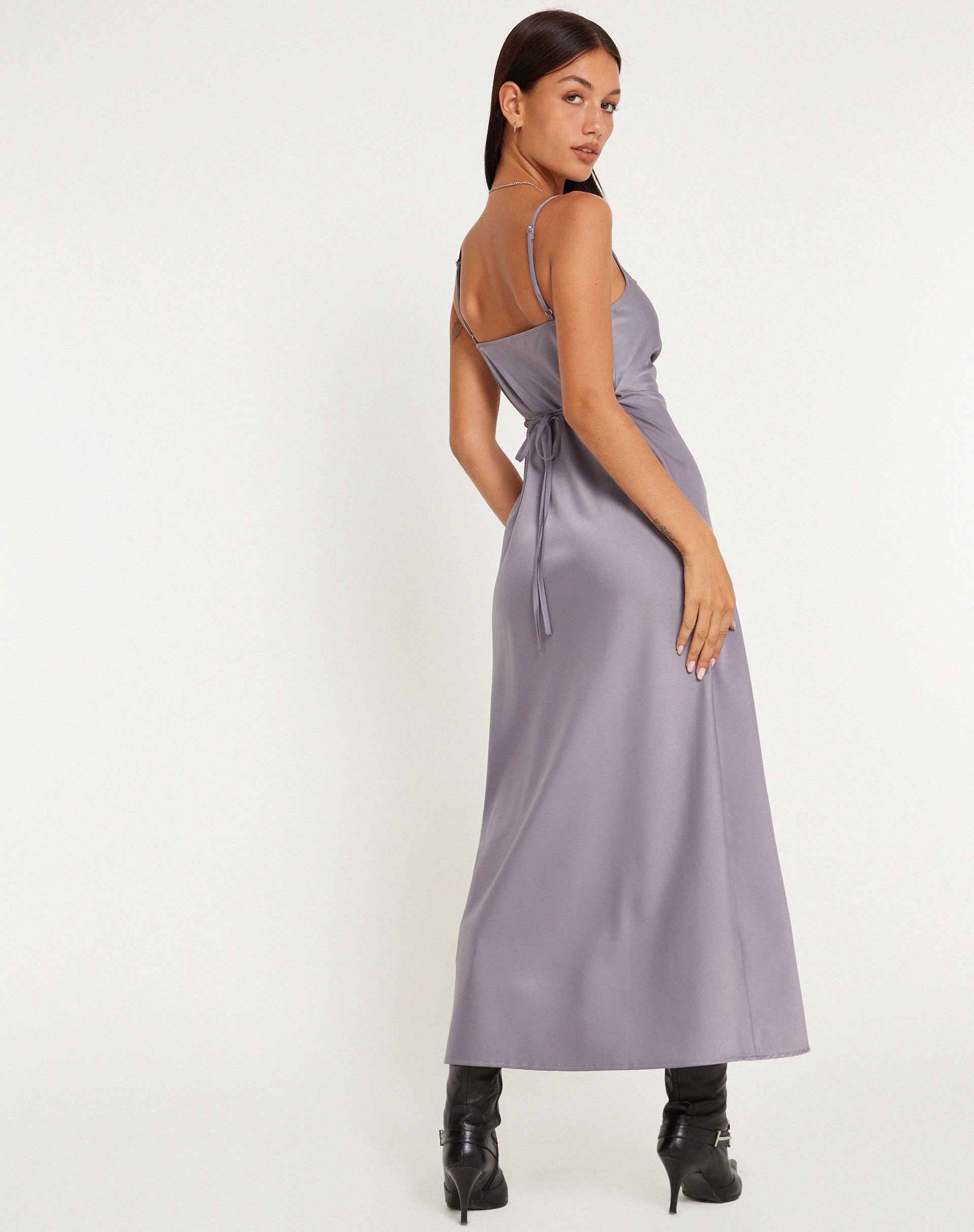 IMAGEN DE Vestido Palasha Midaxi en Satén Gris Cresta