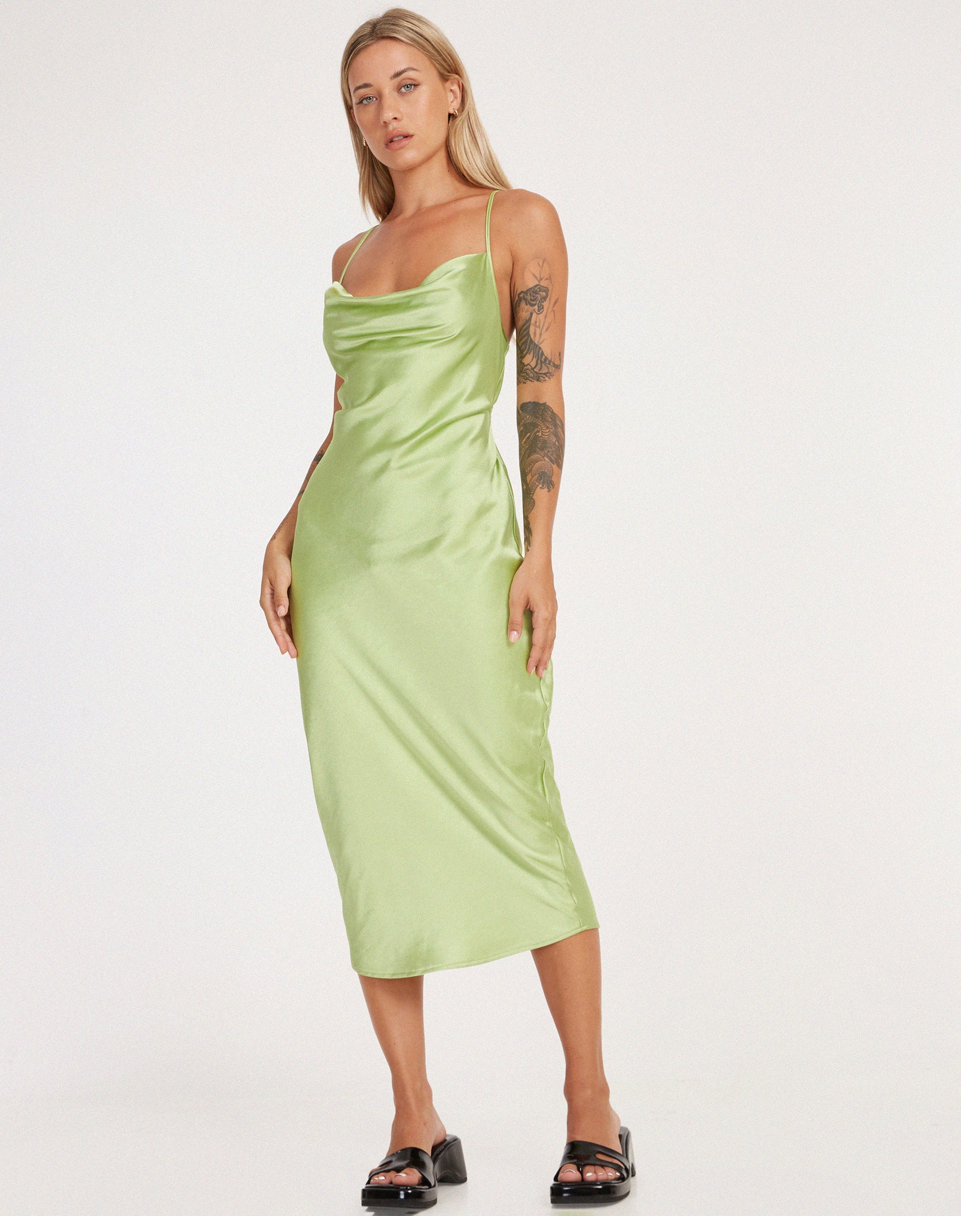 imagen de Palasha Midi Dress in Satin Lime Green