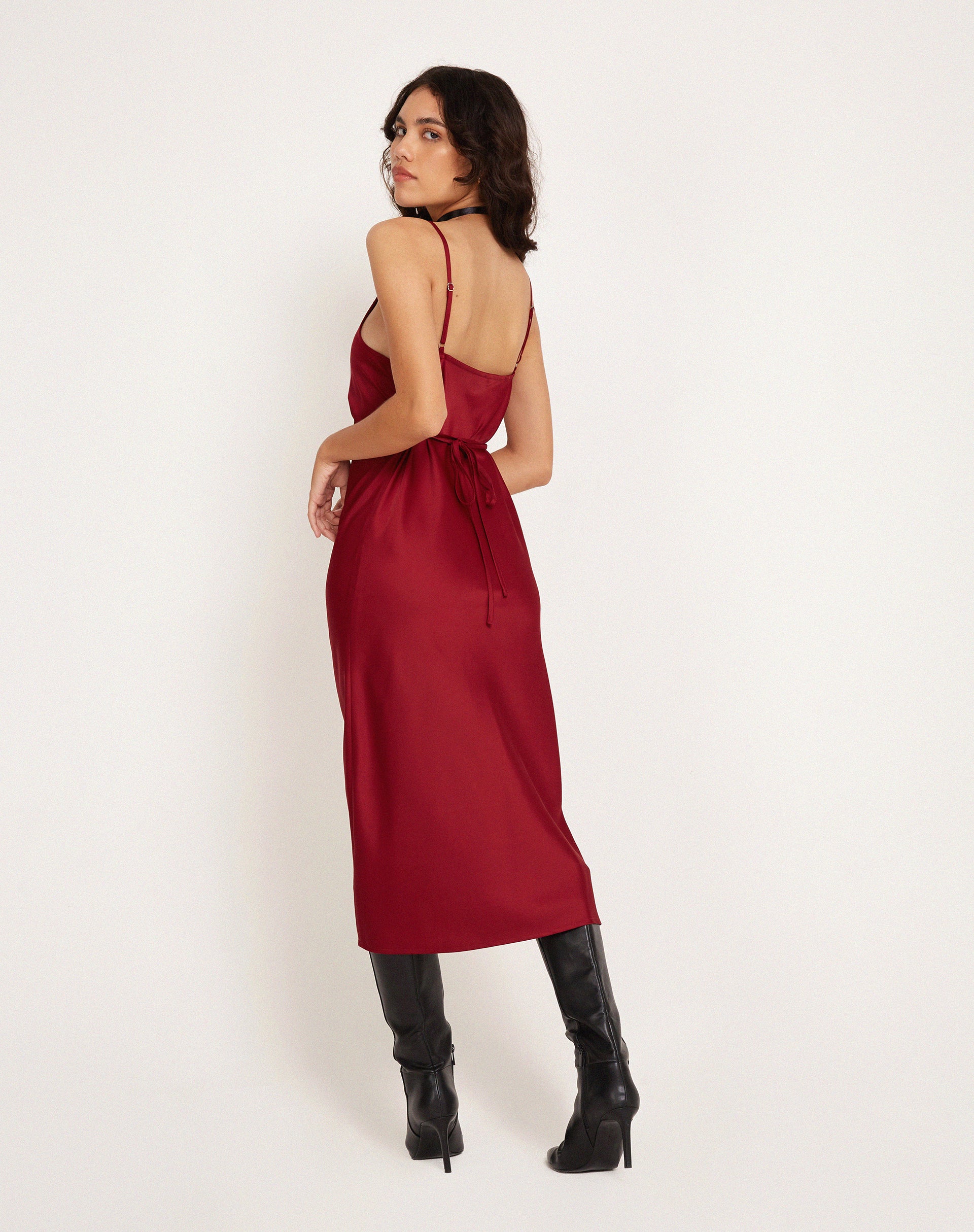 imagen de Palasha Midi Dress in Satin Red